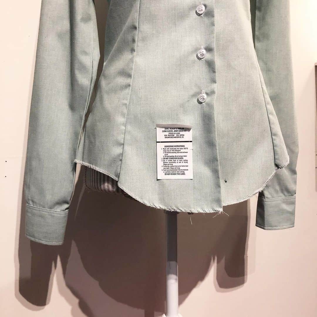 NUTTY Vintage&Collectibleさんのインスタグラム写真 - (NUTTY Vintage&CollectibleInstagram)「🌿 NEW ARRIVAL 🌿 ㅤㅤㅤㅤㅤㅤㅤㅤㅤㅤㅤㅤㅤ 70s "DSCP" Green blouse ㅤㅤㅤㅤㅤㅤㅤㅤㅤㅤㅤㅤㅤ キュッとピタッとで女性らしいシルエットを美しく見せてくれるこちらの一枚。タグまでなんだかキュート。 ㅤㅤㅤㅤㅤㅤㅤㅤㅤㅤㅤㅤㅤ #nutty#vintageshop#boutique#osaka#horie#japan#ootd#fashion#vintagestyle#vintagefashion#used#vintage#大阪#堀江#南堀江#古着#古着屋#古着女子#ヴィンテージ#ビンテージ#ootd#コーディネート#coordinate#ファッション#大阪古着#ヴィンテージショップ#70sblouse」8月28日 18時12分 - nutty_vintage