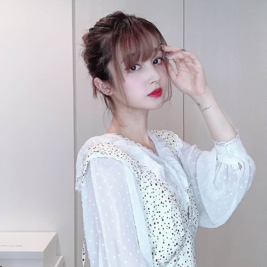 新希咲乃さんのインスタグラム写真 - (新希咲乃Instagram)「お団子ヘアにハマってる🐘 首に髪の毛が当たるだけで暑いんだもん（笑） お洋服タグつけしてます♡」8月28日 18時12分 - niki_sakino