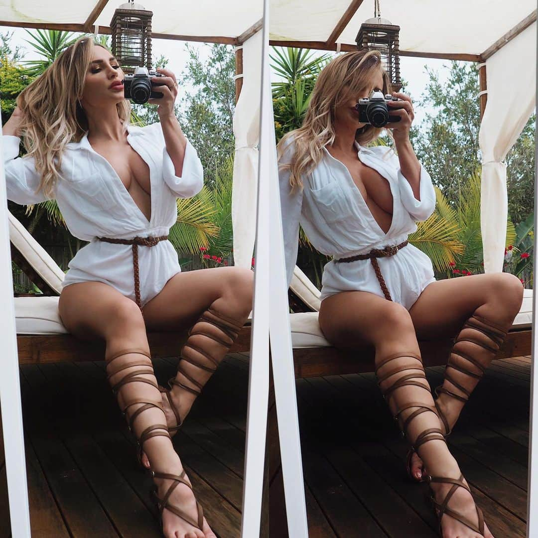 Rosanna Arkleさんのインスタグラム写真 - (Rosanna ArkleInstagram)「Pork roast legs and this @superdown Jumpsuit are a perfect match 😝✌🏽」8月28日 18時14分 - rosannaarkle