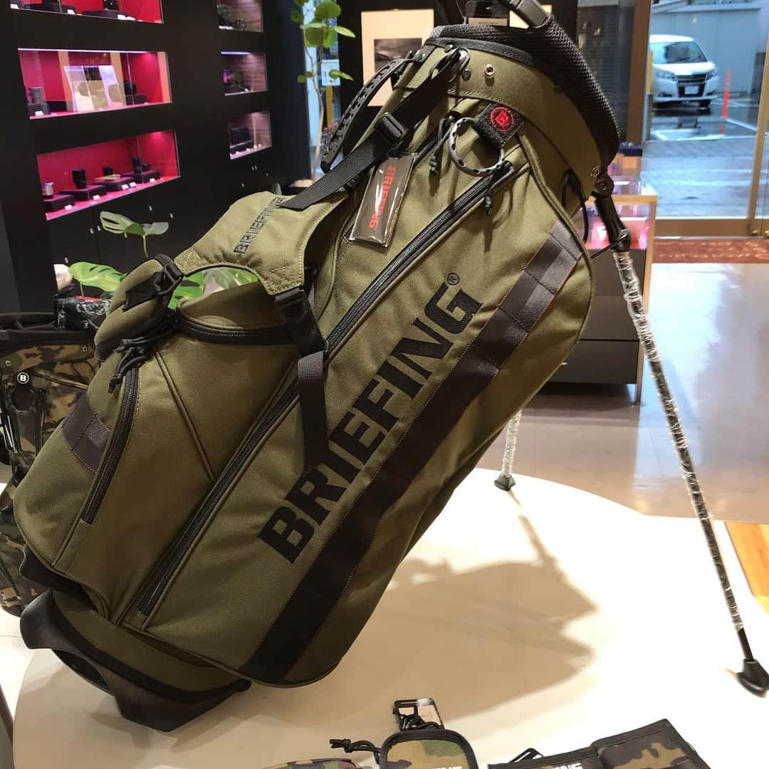 Omotecho Style Storeさんのインスタグラム写真 - (Omotecho Style StoreInstagram)「ブリーフィング ゴルフバッグ 今年の新色が入荷しました。  カーキ色の自立式ゴルフバッグです。 単色なので大人な感じがして おしゃれなバッグです。  #briefing#BRIEFING#briefing golf#ゴルフバッグ#新色#おしゃれゴルフ#おしゃれゴルフアイテム」8月28日 18時14分 - omotechostylestore