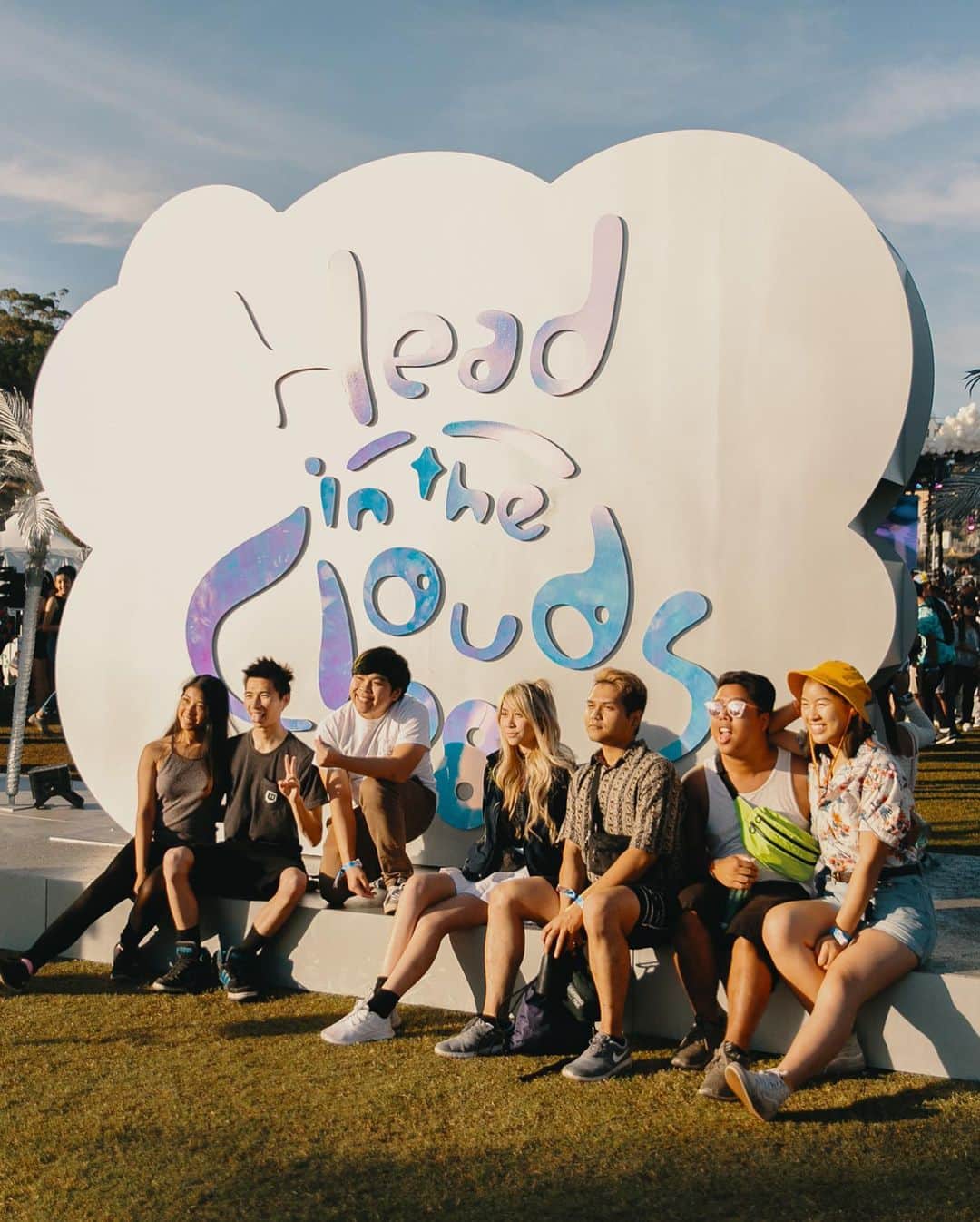 WWDジャパンさんのインスタグラム写真 - (WWDジャパンInstagram)「88ライジング主催の音楽フェス「Head in the Clouds 2019」スナップ　感度の高いアジアンのリアルなフェススタイルとは？﻿ ﻿ ﻿ 　88ライジング（88RISING）によるアジアのポップカルチャーを発信するフェス「Head in the Clouds Festival 2019」 が8月17日にカリフォルニアのロサンゼルス州立歴史公園（Los Angeles State Historic Park）で開催された。﻿ ﻿ 　リッチ・ブライアン（Rich Brian）、ニキ（Niki）、ジョージ（Joji）、ハイヤー・ブラザーズ（Higher Brothers）ら、アジアにルーツを持つアーティストが所属する88ライジング（88RISING）は、ヒップホップとR&Bを中心にアジア文化を世界に発信するマスメディア集団で、音楽レーベル、マネジメント、マーケティング会社というさまざまな顔を持つ。アジアと西洋のポップカルチャーを音楽とアートを通じて融合させることで、これまであまり注目されてこなかったアジアンカルチャーの周知に貢献している。今夏、多数の来場者を集め大成功を収めた「Head in the Clouds Festival 2019」から、来場者たちのフェススナップをお届けする。﻿ ﻿ スナップ全60カットはストーリーまたはプロフィールのリンクから🔗 ﻿ ﻿ #WWDsnap ← 過去のスナップはこちらから﻿ ﻿ PHOTO : BETHANY MOLLENKOF / WWD (c) FAIRCHILD PUBLISHING, LLC﻿ ﻿ #HeadintheClouds #88rising #HeadintheCloudsFestival #Niki #hitc」8月28日 18時15分 - wwd_jp