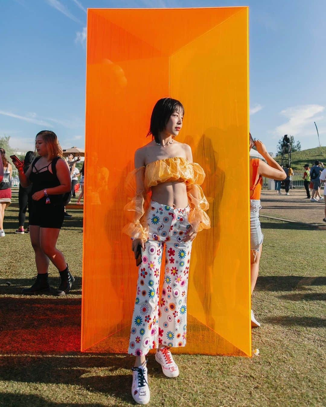 のインスタグラム：「88ライジング主催の音楽フェス「Head in the Clouds 2019」スナップ　感度の高いアジアンのリアルなフェススタイルとは？﻿ ﻿ ﻿ 　88ライジング（88RISING）によるアジアのポップカルチャーを発信するフェス「Head in the Clouds Festival 2019」 が8月17日にカリフォルニアのロサンゼルス州立歴史公園（Los Angeles State Historic Park）で開催された。﻿ ﻿ 　リッチ・ブライアン（Rich Brian）、ニキ（Niki）、ジョージ（Joji）、ハイヤー・ブラザーズ（Higher Brothers）ら、アジアにルーツを持つアーティストが所属する88ライジング（88RISING）は、ヒップホップとR&Bを中心にアジア文化を世界に発信するマスメディア集団で、音楽レーベル、マネジメント、マーケティング会社というさまざまな顔を持つ。アジアと西洋のポップカルチャーを音楽とアートを通じて融合させることで、これまであまり注目されてこなかったアジアンカルチャーの周知に貢献している。今夏、多数の来場者を集め大成功を収めた「Head in the Clouds Festival 2019」から、来場者たちのフェススナップをお届けする。﻿ ﻿ スナップ全60カットはストーリーまたはプロフィールのリンクから🔗 ﻿ ﻿ #WWDsnap ← 過去のスナップはこちらから﻿ ﻿ PHOTO : BETHANY MOLLENKOF / WWD (c) FAIRCHILD PUBLISHING, LLC﻿ ﻿ #HeadintheClouds #88rising #HeadintheCloudsFestival #Niki #hitc」
