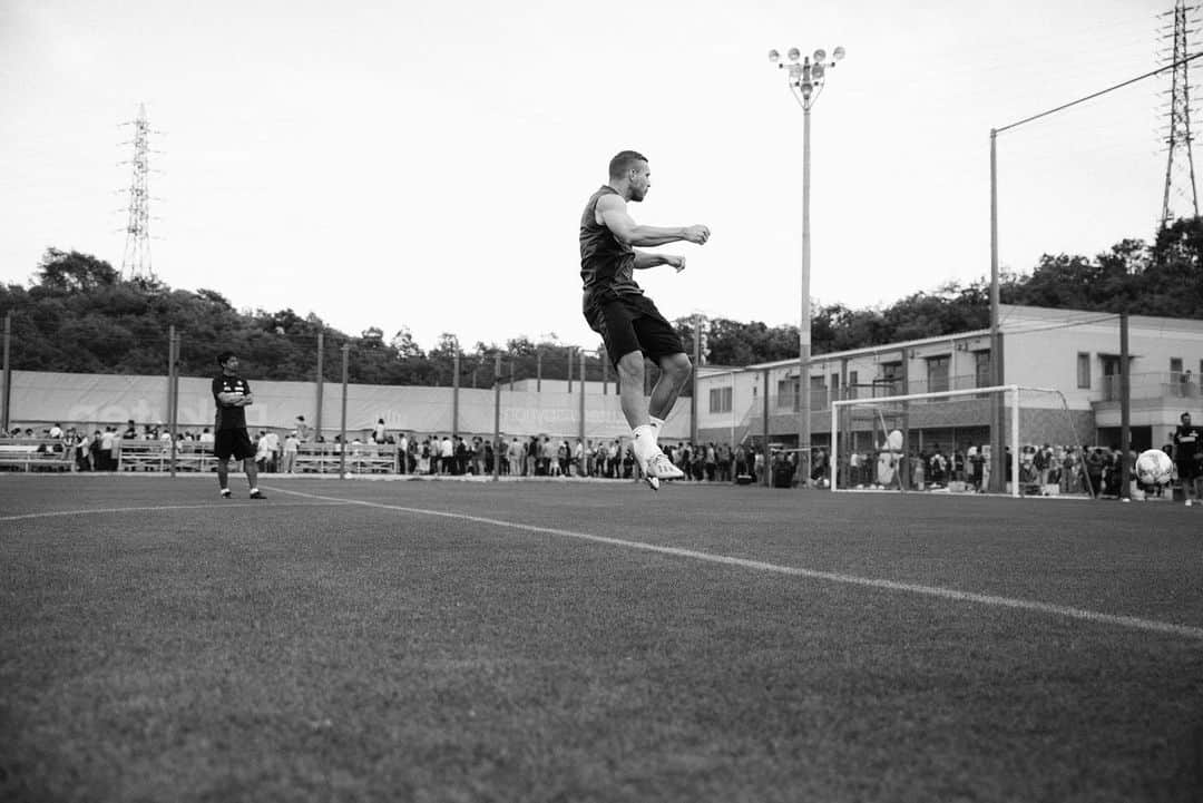 ルーカス・ポドルスキさんのインスタグラム写真 - (ルーカス・ポドルスキInstagram)「Jump with power. 💪🏻 #LP10」8月28日 18時27分 - lukaspodolski