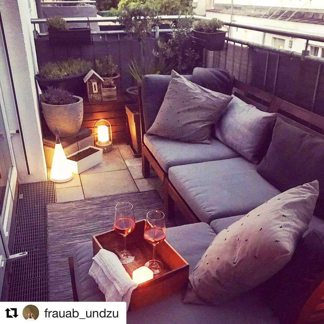 IKEA Austriaさんのインスタグラム写真 - (IKEA AustriaInstagram)「@frauab_undzu genießt warme Abende auf Balkonien gemeinsam mit ihren Liebsten. ⛅️ Wie verbringst du die letzten Sommertage? 🤗 #IKEAat #Regram // ÄPPLARÖ 3er-Sitzelement, braun mit Hocker braun, Frösön/Duvholmen dunkelgrau, 143/223x80x84 cm € 486,50」8月28日 18時19分 - ikeaaustria