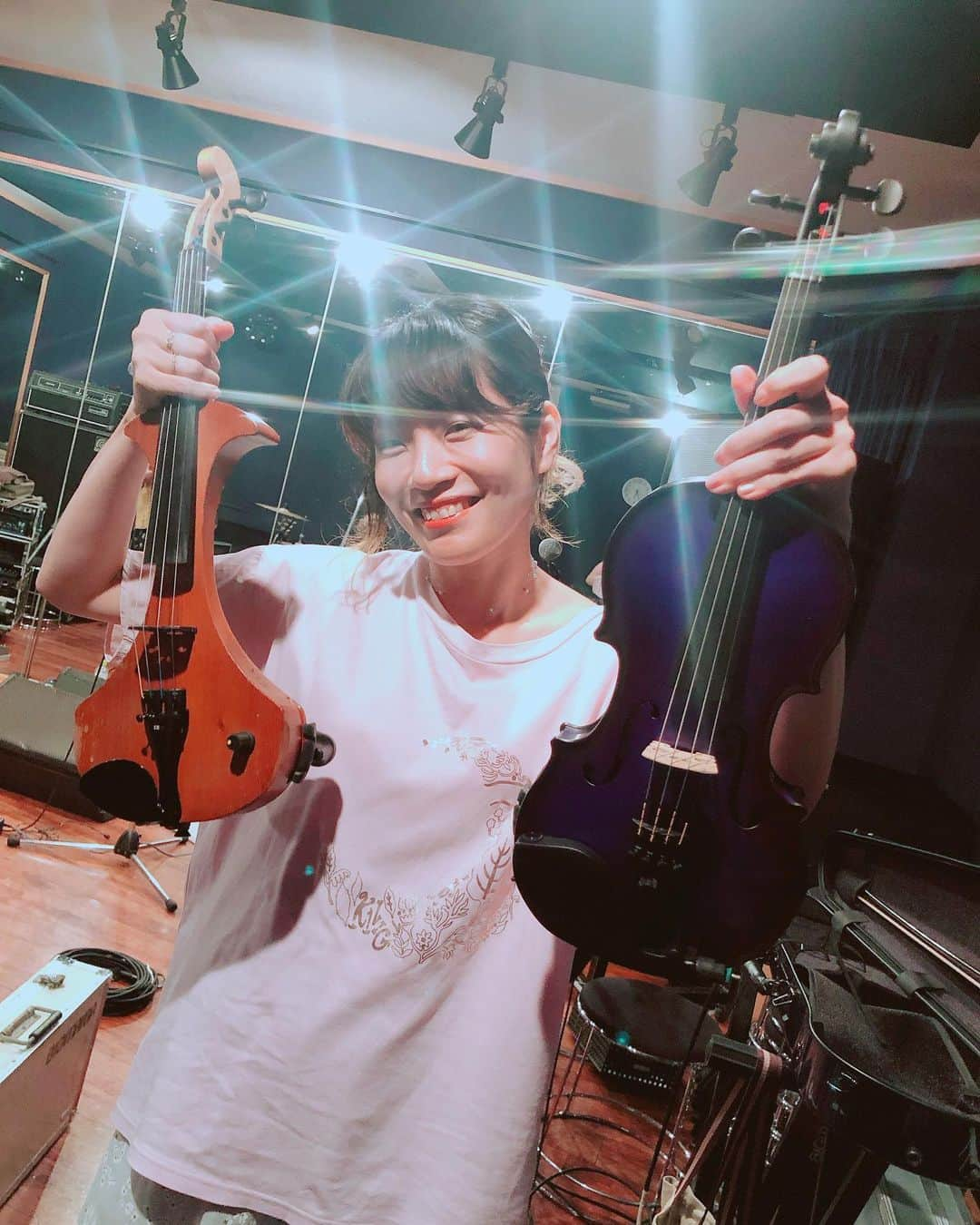 東出真緒さんのインスタグラム写真 - (東出真緒Instagram)「今日はバイオリンの日🎻らしいですよ〜〜 って事で💃💃 . 明日はユニゾントリビュートライブだ！！ 楽しみ楽しみ🤩 . #バイオリンの日 #electricviolin  #zeta #GLASSER  #ライティングがヤバ #ヤバヤバのヤバ #パヤパヤのパヤ」8月28日 18時20分 - mao_bigmama_vn