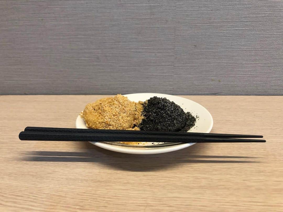 土井コマキのインスタグラム：「台北あれこれ。ずっと食べたかった団子に連れて行って貰った！口に入れると私にめちゃくちゃ頼ってくる！ふわやわちゃん。カキ氷は追い氷システムがあると知った。 マリの利休に紹介してもらった台北の外れにあるお茶やさんも、まさに土井印。 毎日飲んだスイカジュースはミルクを入れても美味しいと発見。 ローカル大好き。 #こまきっぷ #台湾 #台北」