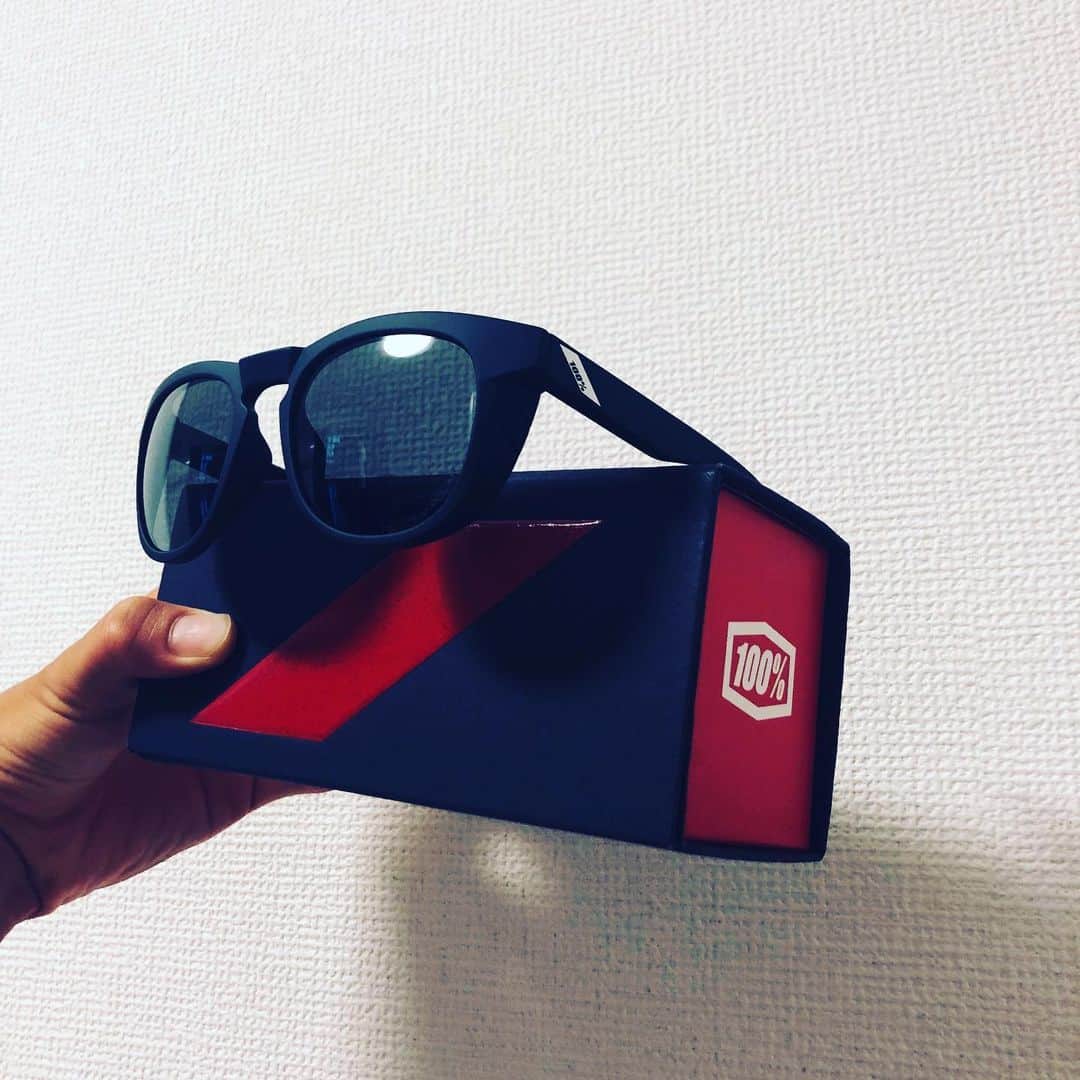 のインスタグラム：「100%さんからサングラスを頂きました🕶🔝💯 20才にもなったということで少しずつ大人のオーラを出せていけたらなと思います…  @ride100percent  @100percent_vision #USA #sandiego」