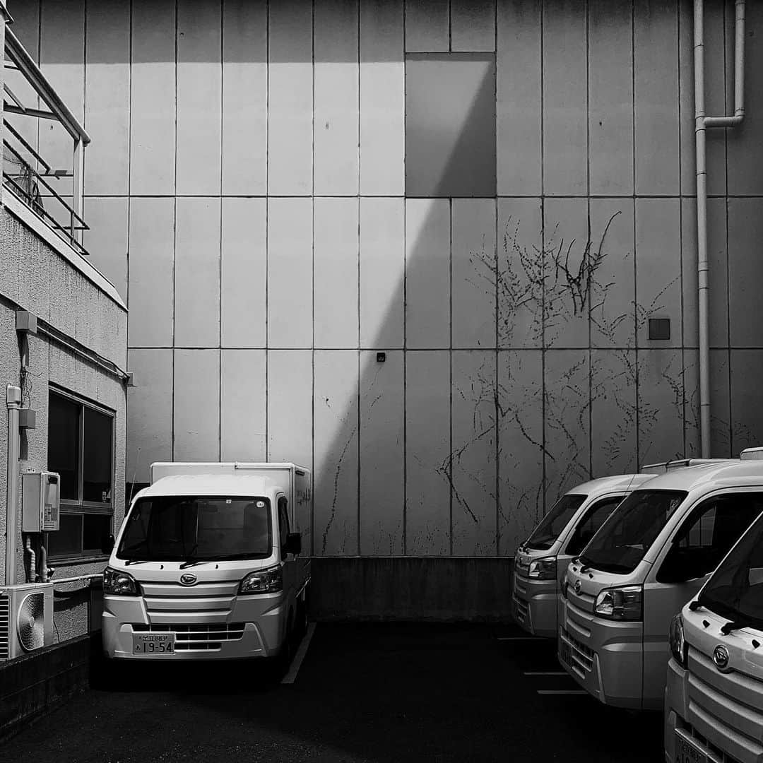naotakeのインスタグラム：「駐車場 - A parking lot / iPhone XR + Snapseed, 20190829 . . 食べ飲み放題の店で飲み会。食欲のブレーキを失いそうな自分がいる。 . . #royalsnappingartists #infamous_family #rsa_main #infinity_photo_cult #2_fineart #jp_gallery #jp_gallery_bnw #trb_bnw #wp_bnw  #bnw_life #bnwlife_member #bnw_life_shots #bnw_captures #world_bnw #top_bnw #team_jp_ #team_jp_モノクロ #ig_energy_bw #ig_nihon #streetphotographybnw #igersjp #blackandwhite #bnw #bnwphoto #monochrome #bw #bnwphotography #ShotOniPhone #shotoniphoneXR」
