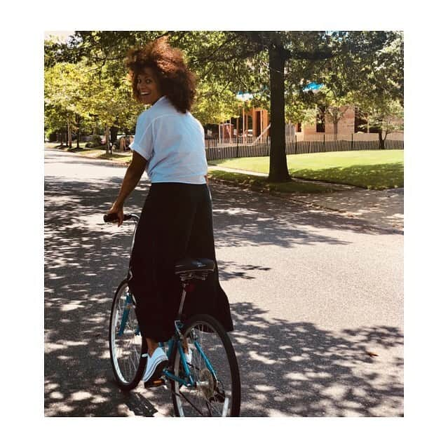 ジュリー・ヘンダーソンのインスタグラム：「Last rides of summer 🚲.」