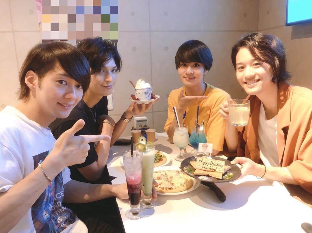 小波津亜廉のインスタグラム：「[27/8/19] To celebrate, Teams Ren and Sasanami went to NBCU’s cafe, “Anibasaru Cafe”, where a collaboration menu with StarMyu is ongoing! They had the special birthday menu for Hachiya, and he says the drinks and food were both pretty and delicious. ⠀⠀⠀ ⠀ #kohatsuallen ⠀⠀⠀ ⠀ Source: Allen’s twitter」