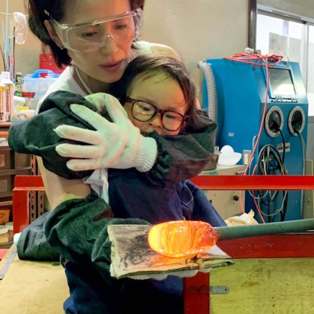揚田亜紀のインスタグラム：「#風鈴作り体験 #知人の小6の女の子が自由研究で行くという噂を聞きつけ勝手に合流 ＃ガラス工房の熱風ハンパない！！！ ＃顔真っ赤にして頑張る娘に塩分チャージ ＃結果塩分チャージのタブレットにハマる」