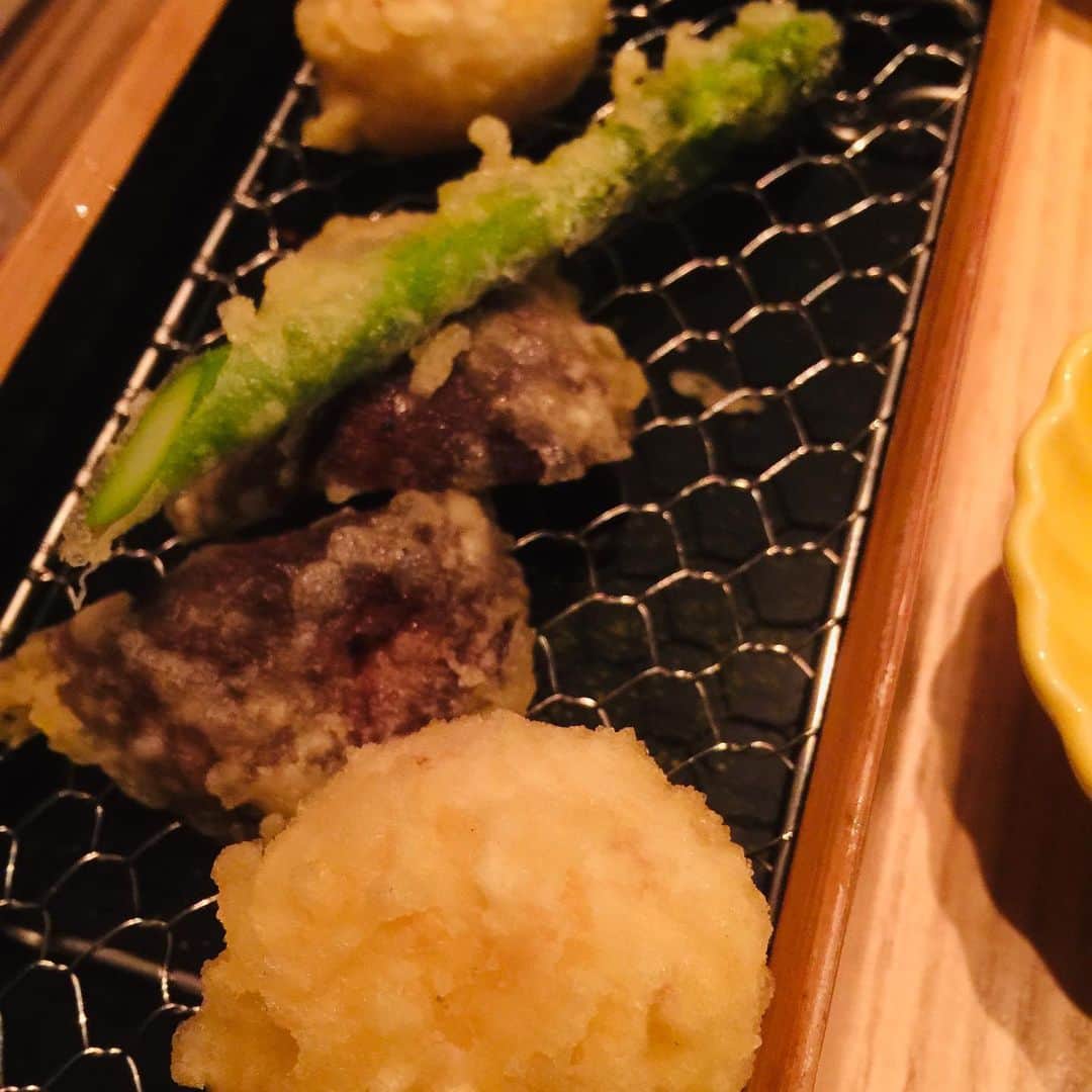 川崎麻世さんのインスタグラム写真 - (川崎麻世Instagram)「高校の同級生、池田と気になる店シリーズで立ち食いの天ぷら屋に行って来た😊 この場所は過去にいろんな店が入ったがすぐに閉店する物件だが、天ぷら屋になって人気店だ👍 天ぷらだからそんなには食べれないが、お洒落で一人で立ち食いする女性客も目立った😊」8月28日 9時32分 - mayokawasaki