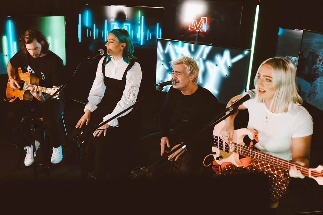 シェパードのインスタグラム：「Catch the premier of our acoustic performance of #kissmyfatass on @vmusic.au at 3:15pm today!」