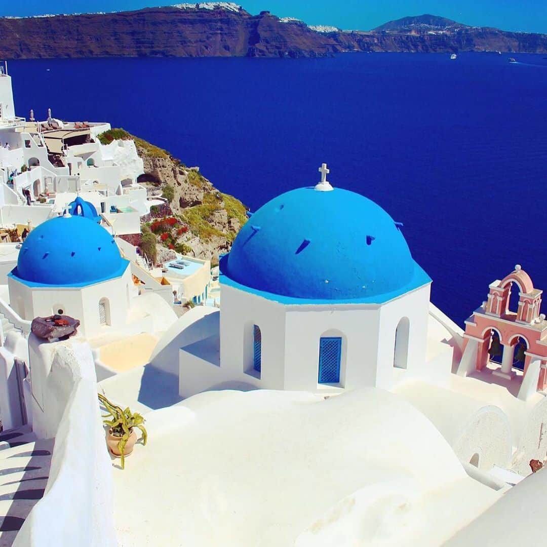 旅工房公式さんのインスタグラム写真 - (旅工房公式Instagram)「#ギリシャ﻿⠀ ﻿⠀ 美しい紺碧の海、輝く白壁の建物、紀元前からの歴史や遺跡など、﻿⠀ ギリシャでは神秘的な絶景を満喫できます🕊💙﻿⠀ 白壁のホテルが美しいサントリーニ島やビーチの楽園ミコノス島など﻿⠀ それぞれ違う魅力のある島周遊ツアーもおすすめ🌟﻿⠀ ﻿⠀ ━━━━━━━━━━━━﻿⠀ photo by:﻿⠀ @__haruru.15﻿⠀ @eicoco_777﻿⠀ @xxyumi17xx﻿⠀ @juri_love_france﻿⠀ ━━━━━━━━━━━━﻿⠀ 素敵な海外のスポットやグルメ、アイテムの写真には﻿⠀ ぜひ#旅工房 や @tabikoboをタグ付けしてください💓﻿」8月28日 9時43分 - tabikobo