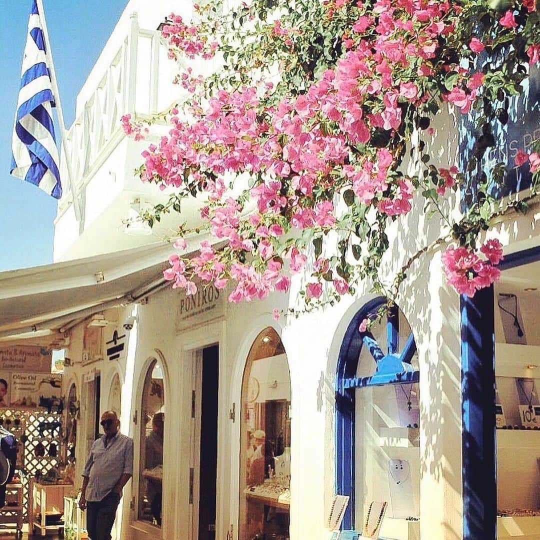 旅工房公式さんのインスタグラム写真 - (旅工房公式Instagram)「#ギリシャ﻿⠀ ﻿⠀ 美しい紺碧の海、輝く白壁の建物、紀元前からの歴史や遺跡など、﻿⠀ ギリシャでは神秘的な絶景を満喫できます🕊💙﻿⠀ 白壁のホテルが美しいサントリーニ島やビーチの楽園ミコノス島など﻿⠀ それぞれ違う魅力のある島周遊ツアーもおすすめ🌟﻿⠀ ﻿⠀ ━━━━━━━━━━━━﻿⠀ photo by:﻿⠀ @__haruru.15﻿⠀ @eicoco_777﻿⠀ @xxyumi17xx﻿⠀ @juri_love_france﻿⠀ ━━━━━━━━━━━━﻿⠀ 素敵な海外のスポットやグルメ、アイテムの写真には﻿⠀ ぜひ#旅工房 や @tabikoboをタグ付けしてください💓﻿」8月28日 9時43分 - tabikobo