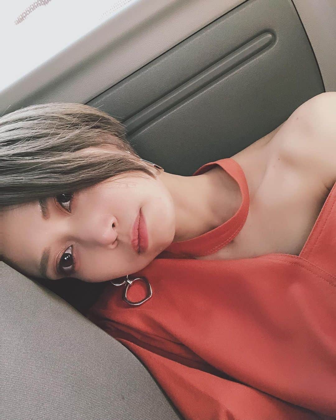 kazuki youdaのインスタグラム：「_  スリット肩ぱっかーんて感じのロンT これはブラック購入🖤  _  @emoda_official  @emoda_snap  #EMODA」