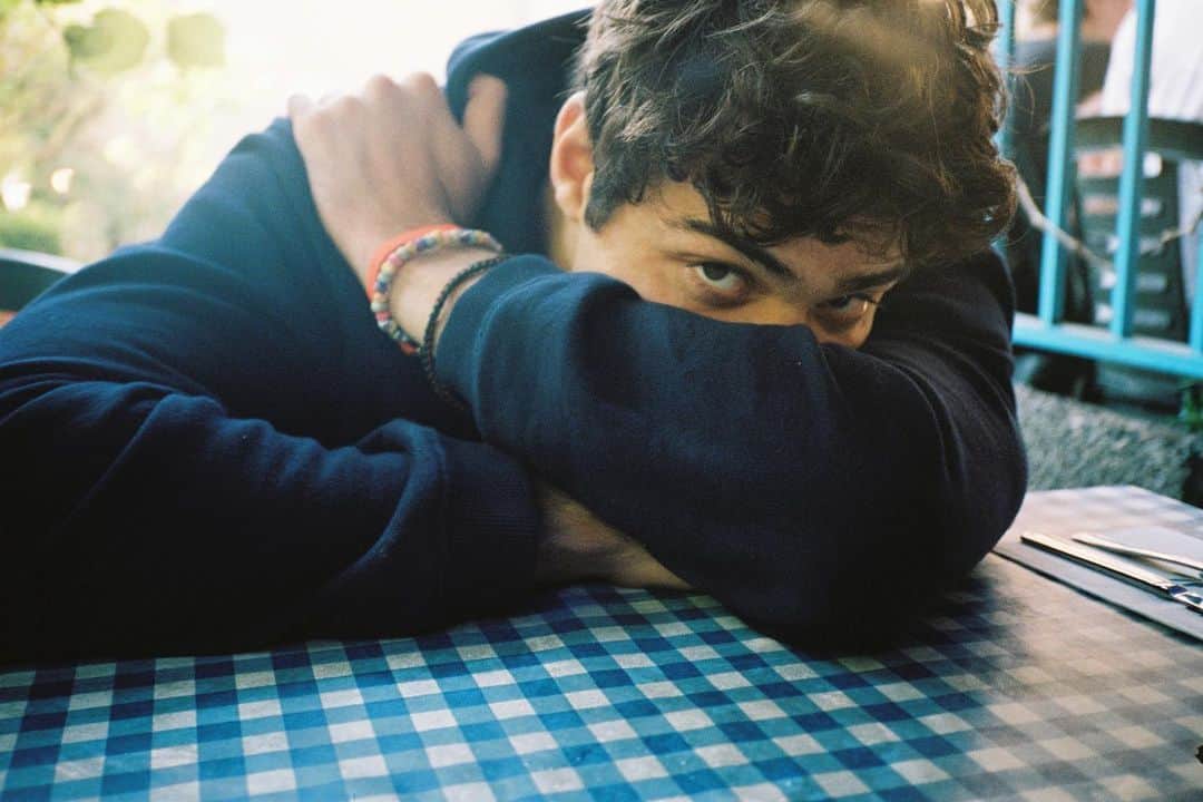 ノア・センティネオのインスタグラム：「Pivot when that boat rocks, what’s the under the waves may just carry you home」