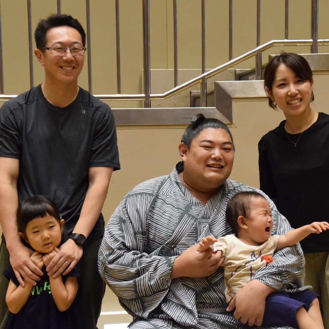 日本相撲協会さんのインスタグラム写真 - (日本相撲協会Instagram)「昨日行われた、赤ちゃん抱っこ撮影会📸 ・ 北勝富士、阿炎、遠藤。 ・  @sumokyokai  #sumo #相撲 #大相撲 #9月場所 #九月場所 #赤ちゃん #baby #日本 #japan #赤ちゃん #baby #ベビ #両国国技館 #あかちゃん #キッズ #子供 #北勝富士 #阿炎 #遠藤」8月28日 9時58分 - sumokyokai