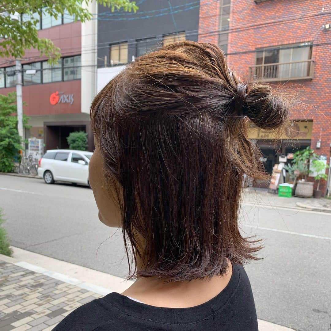 【北堀江・美容室 peaks hair】のインスタグラム：「ㅤㅤㅤㅤㅤㅤㅤㅤㅤㅤㅤㅤㅤ ㅤㅤㅤㅤㅤㅤㅤㅤㅤㅤㅤㅤㅤ お団子スタイル🌼 ㅤㅤㅤㅤㅤㅤㅤㅤㅤㅤㅤㅤㅤ 外ハネボブならできますよ💓 ㅤㅤㅤㅤㅤㅤㅤㅤㅤㅤㅤㅤㅤ stylist オクノ ㅤㅤㅤㅤㅤㅤㅤㅤㅤㅤㅤㅤㅤ  #peakshair #ピークスヘアー#堀江#北堀江#美容室##Instahair#hairstyle#Instafashion#イルミナカラー#小顔#美意識#おしゃれな人と繋がりたい#おしゃれ#お洒落#ヘアアレンジ#ヘアスタイル」