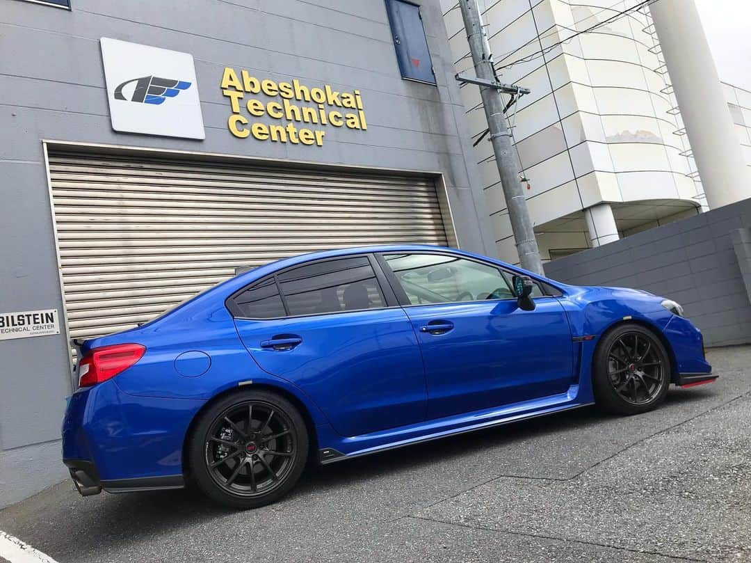 山内英輝さんのインスタグラム写真 - (山内英輝Instagram)「今日はSUBIE CHANNELさんの車をお借りして、ノーマルの車両からオリジナルダンパーに変えた状態の乗り味を確認しに来ました。  青いいね😋  #subaru #wrx #wrxs4」8月28日 10時19分 - hidekiyamauchi