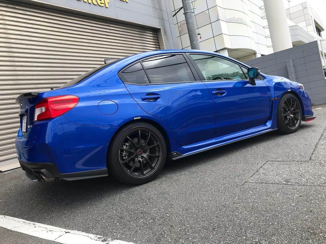 山内英輝さんのインスタグラム写真 - (山内英輝Instagram)「今日はSUBIE CHANNELさんの車をお借りして、ノーマルの車両からオリジナルダンパーに変えた状態の乗り味を確認しに来ました。  青いいね😋  #subaru #wrx #wrxs4」8月28日 10時19分 - hidekiyamauchi