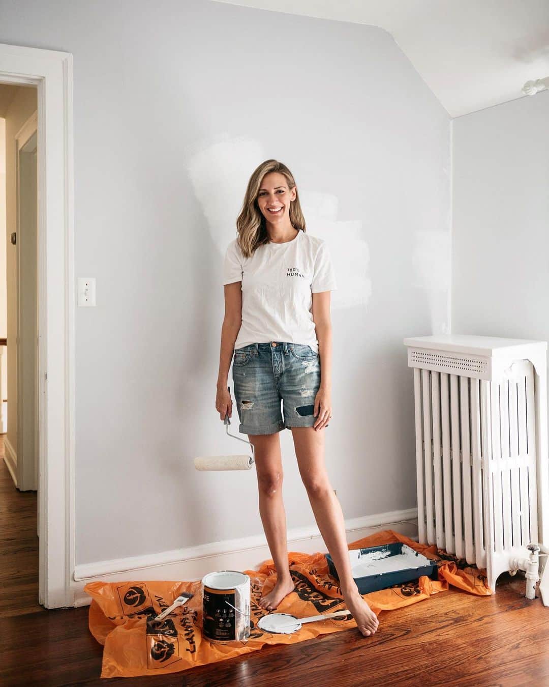 Anna Jane Wisniewskiのインスタグラム：「Home renovations: have you ever done them? Before we moved into #thisoldtudor, I was like, “omg this will be so fun—we’ll be done in a year!” Famous.last.words. Home renovations are actually pretty stressful, expensive, and last much longer than you’d expect. But would I do them again if given the chance? Absolutely.  We’re currently in a holding pattern waiting to re-do our basement (file this one under: unexpected renovations that I had no intention of doing this year) and the kids’ shared bathroom. We are supposed to start work in September but our basement has been out of commission since July...we miss it big time.  Also, I have so much respect for people who take on the work themselves. I’d love to expand my skills beyond painting (TBD if I’m even good at that) and learn how to do SOMETHING handy like tile a floor but then I think about all the pictures I haven’t even hung and I decide I’d better focus on that first 😬 #homerenovation #thisoldhouse #housebeautiful 📸 @ironandhoney」