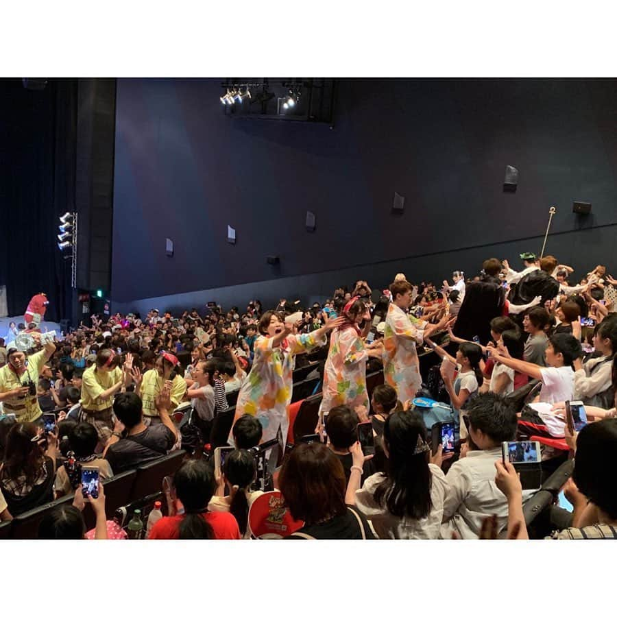 加藤一華さんのインスタグラム写真 - (加藤一華Instagram)「. U-FES.TOUR 2019 Kids 東京公演 会場にお越しいただいた皆さま ありがとうございました！😆🎉 . そして…サプライズ登場でした草彅剛さん！ ボンボンメンバーで、 草彅さんにご挨拶もさせていただきました！😂✨ 楽屋では愛犬クルミちゃんにも会えて、 プレミアすぎるお写真…！！！ フレンチブル可愛い…！！！ 写真を家族に見せたら感動してた😂 宝物です😳🌸 . 出演メンバーが豪華すぎて 終始ドキドキでした〜！！😂 夏の思い出がまた増えて、 今年の夏は本当盛りだくさんだ🙌 . 思い出いっぱいの東京ドームシティさんで イベントが出来たのも最高に幸せなこと…！ Gロッソ、とっても素敵な会場で みんなの顔もよーく見えたし、 声もよーく聞こえたよ😳💓 . 次は大阪！楽しみにしててー！！！ . #ufes #草彅剛 さん #ボンボンTV」8月28日 10時24分 - ichika_kato