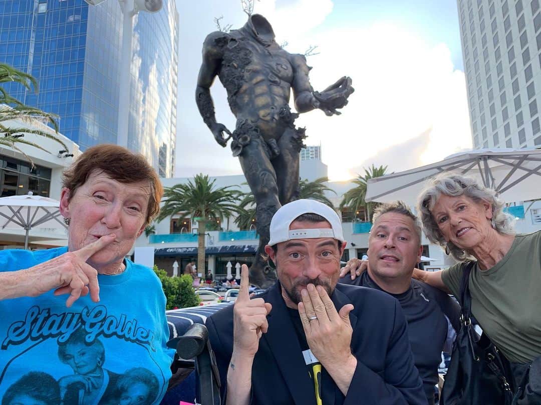 ケヴィン・スミスのインスタグラム：「Took my Mom to the @palms for a Vegas vacay and she insisted we take a dick pic! Mom was adamant we take this cock shot to commemorate our Mother/Boy time in the desert! @clarkyvegas hooked us up with a suite so me, Mom, my Aunt Judy, @jenschwalbach and my cousin John (Cohee Lundin in #chasingamy) could come to Sin  City and have a blast at @pennandtellerlive! During their show, my Mom turns to me to say “The little guy stole your Silent Bob act!” To which I said “No, Ma - you raised the thief here.” Ah, the precious moments with a precious lady who’s learning late in life that she loves blackjack! Tonight, we’re going to see @donnyosmond and @marieosmond! That’s right: while everybody else is indulging in unimaginable Vice in Vegas, we’ll be seeing which one of those two is a little bit country and which one’s a little bit rock ‘n roll! #KevinSmith #vegas #gracevsmith #palmscasino #pennandteller #donnyandmarie」