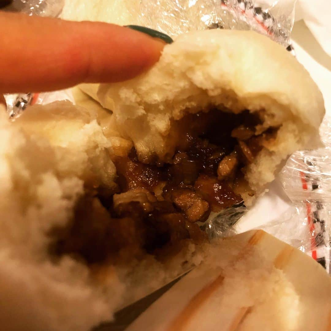 甘糟記子さんのインスタグラム写真 - (甘糟記子Instagram)「夕飯のお供にたきゆかにもらった、難波限定551のチャーシュー饅！あとあんまんも(≧∀≦) これ食べるの初めてだけど、めっちゃ美味しい！！ チャーシューゴロゴロ、少し甘めなアンが皮とよく合う！！ 難波の本店に行きたくなってきた（笑）  たきゆかありがとう！  #551チャーシューまん #難波限定#551本店#うますぎる#大阪#食べに行きたい」8月28日 10時55分 - norihey924