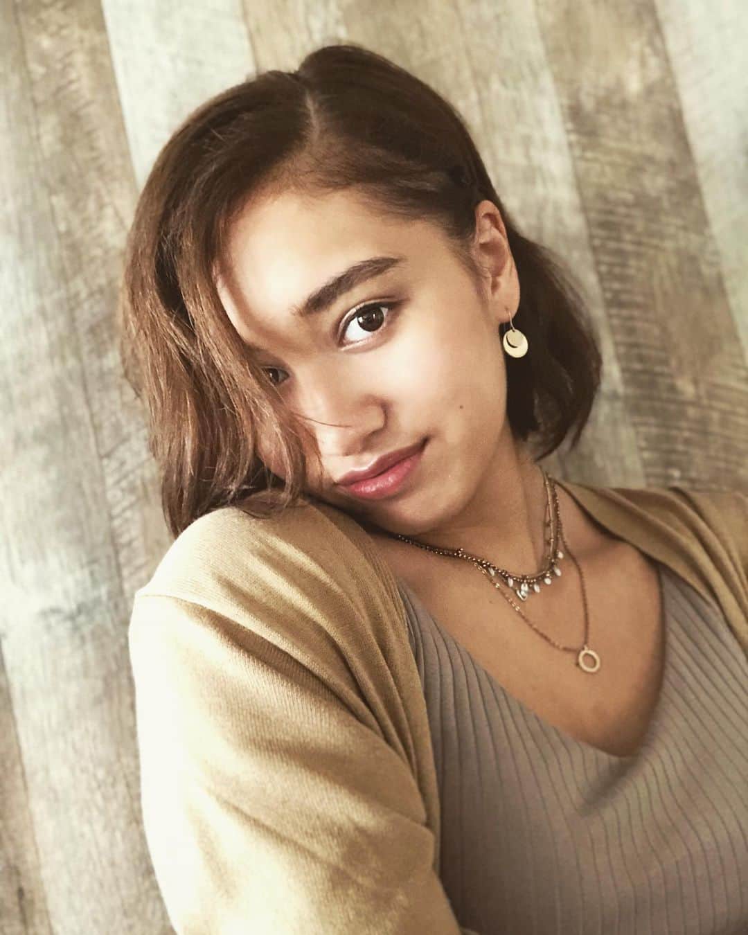 ベネット・マヤのインスタグラム：「The weather is 💩 today, but that’s not going to effect my shine ✨  #bodypositive #love #fashion #jewelry #magazine #ootd #今日のコーデ #メーク」
