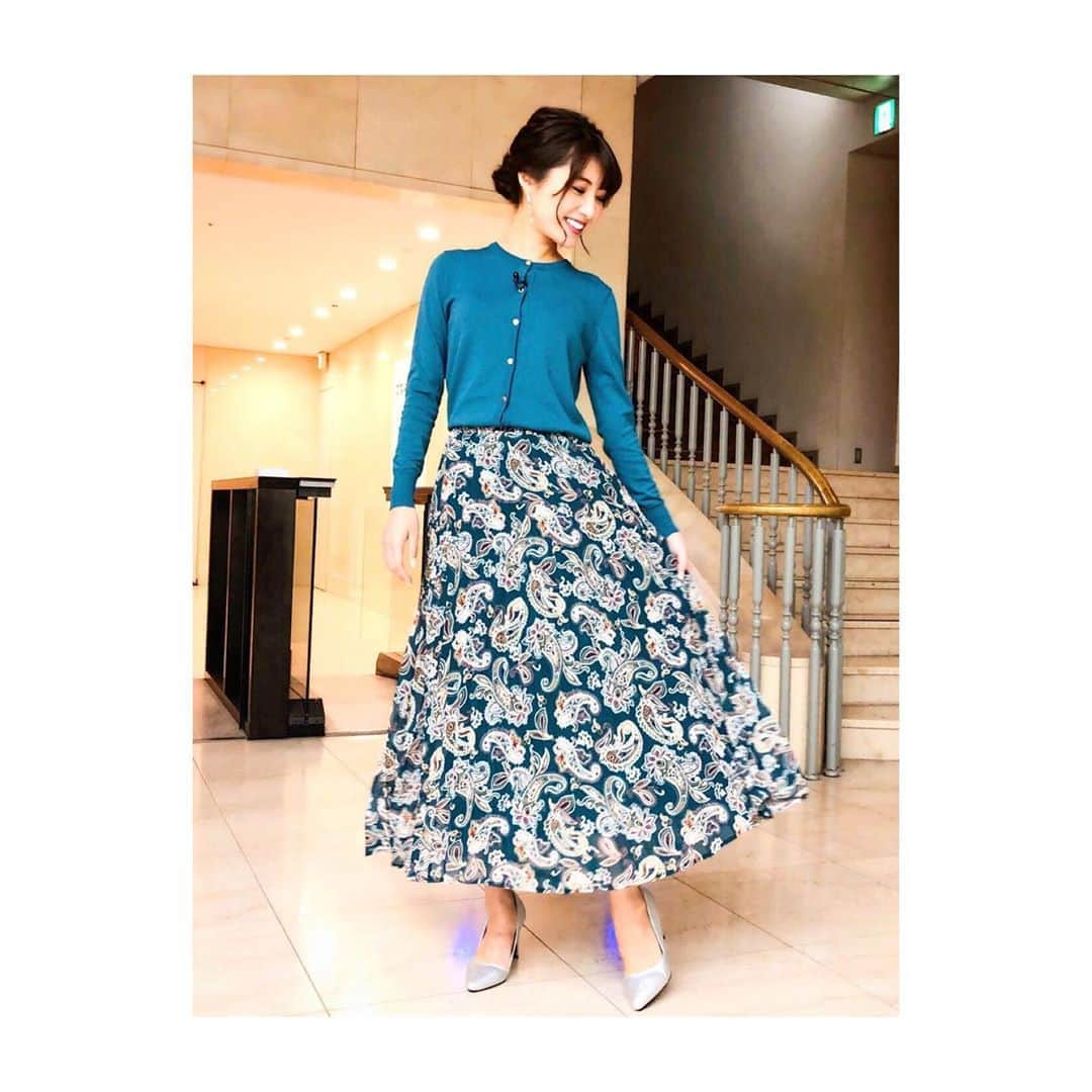 久保井朝美さんのインスタグラム写真 - (久保井朝美Instagram)「💄 #ペイズリー柄 のスカート👗 動くとふわりと揺れる プリーツが可愛かったです☺️ ． そして 本日発売「#CLASSY.10月号」に 掲載されています😊 ． 私オススメの#メイクアイテム #目ヂカラ アップのコツをご紹介💕 ． ご覧いただければ嬉しいです📚 https://www.weathermap.co.jp/news/2019/08/23/0728kuboikeisai/‬ ． #モーニングCROSS #東京インフォメーション #気象予報士 #久保井朝美 #アナウンサーメイク #アイメイク好き #ドラストコスメ」8月28日 11時00分 - asami_k920