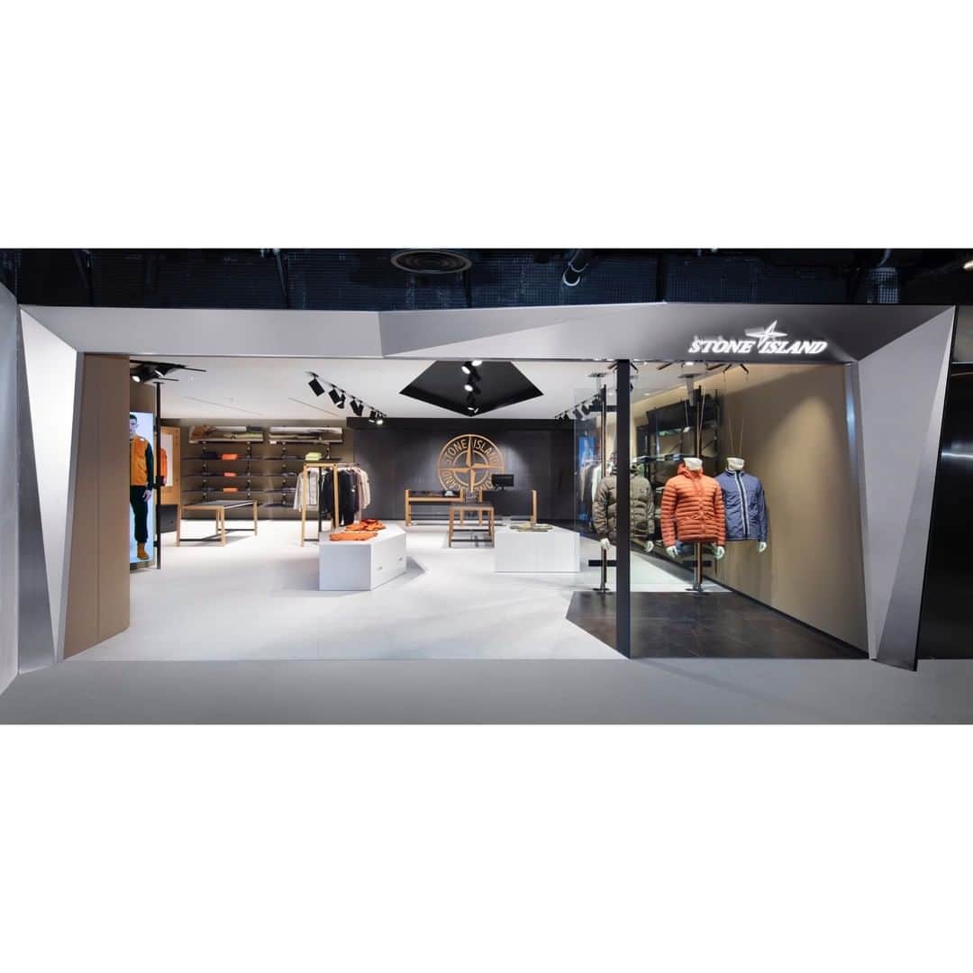 I.T IS INSPIRATIONさんのインスタグラム写真 - (I.T IS INSPIRATIONInstagram)「The brand-new @stoneisland_official store at @k11musea is now open!  Showcasing the Stone Island and Stone Island Shadow Project collections, the interior design of the newstore follows the concept used for Stone Island stores created by Marc Buhre, industrial designer from Germany. Each element of the system has been created to work together in a highly functional design.  Drop by and find out more.  STONE ISLAND  K11 MUSEA Shop 028, Level 0, K11 Musea, Victoria Dockside, 18 Salisbury Road, Tsim Sha Tsui - #ITHK #ITisInspiration #StoneIsland #StoneIslandHongKong #K11 #K11MUSEA」8月28日 11時00分 - ithk
