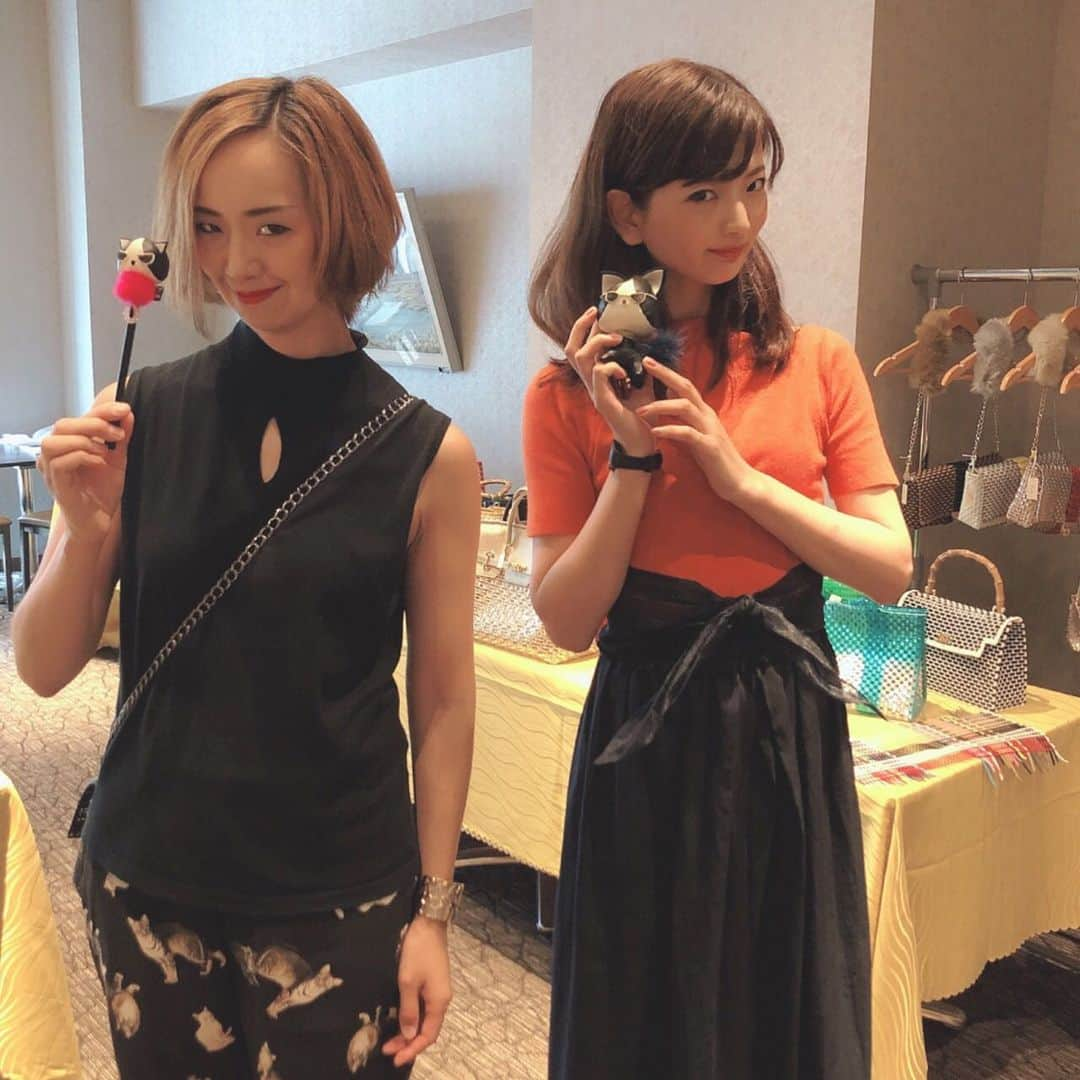 貴千碧さんのインスタグラム写真 - (貴千碧Instagram)「8／23の準備に始まり、24.25.26と銀座のステイゴールド銀座様にて貴千碧パブリックショーを開催させて頂きました。 今回も本当に沢山の方にお越し頂きました☺️🙏 毎回駆けつけてきてくださる方、初めましての方、色々なご縁と出会いが溢れた幸せな空間となりました☺️ 通販で喜昆布をご注文下さっていた方が会場に数名いらして下さり初めて対面させて頂くという、とても嬉しい場面もございました。 足をお運び下さいました皆様、会いにきてくれた大好きな仲間たち😍本当に本当にありがとうございました‼️‼️ #貴千碧#貴千碧パブリックショー #展示会#年に数回#こちらで開催 今回も#大好きな方々 に囲まれ#感謝 の展示会となりました。 2日目の夕方に#喜昆布 完売となり、皆様にご迷惑をお掛けしてしまい誠に申し訳ございませんでした。通販でご注文下さいました皆々様、ご用意でき次第すぐに郵送させて頂きますのでもう少々お時間を下さいませ🙏💦 #箙かおる さん 初出店の#アクセサリー#大盛況 #瀧川末子 さん#ミリオンバングル#ジュエリーバングル#ペンネコ ちゃんワークショップ、飛び入りの方も何名様も出たほど、大人気のワークショップでございました☺️🙏そして#携帯ケース と#ジュエリーバック も人気です✨✨ #梓晴輝 さんの#ダリアコーヒー 完売となりました☺️心もあったまるダリアコーヒー、是非沢山の方に召し上がって頂きたいです😊 #chiemimachida さんのお洒落な#アロマキャンドル も初出店でございました☺️✨ 貴千碧パブリックショーにご参加くださいました皆様、誠にありがとうございました‼️‼️ 夢大輝さんや夏輝れおさん、花央レミさんもいらして下さいました！！本当にありがとうございました😭🙏」8月28日 11時08分 - ao_takachi