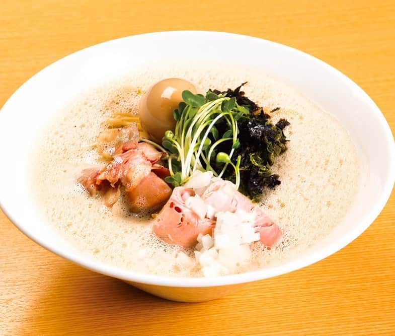 金沢情報 グルメ専用アカウント（ランチ カフェ ラーメン）さんのインスタグラム写真 - (金沢情報 グルメ専用アカウント（ランチ カフェ ラーメン）Instagram)「* 鶏×煮干しが決め手の、「集」さんの「煮干し泡白湯 800円＋特製（煮玉子・レアチャーシュー2枚・あおさ海苔）200円」。 * 鶏出汁ベースに少量の豚骨・4種の煮干し・3種の削り節が入っていて、コクのある味わいとなっています。 スープは泡にすることで、口当たりがまろやでクリーミーと定評です(^^) * * >>>その他のグルメスポットは（@kanazawa_joho_gourmet）にて🎶 * *  #金沢駅 から車で約20分、#金沢工業大学 から車で約10分の距離にある#中華そば集。 * #集 #中華そば #煮干し泡白湯 #ラーメン #らーめん #food #noodle #ramen #麺活 #麺stagram #麺スタグラム #foodstagram #instafood #ラーメン巡り #ラーメン部 #金沢市ラーメン屋 #金沢市ラーメン #金沢市ラーメン巡り #石川県 #石川 #金沢市 #金沢 #金沢グルメ #金沢グルメスポット#金沢グルスポ #金沢グルメ情報 #金沢情報」8月28日 11時22分 - kanazawa_joho_gourmet