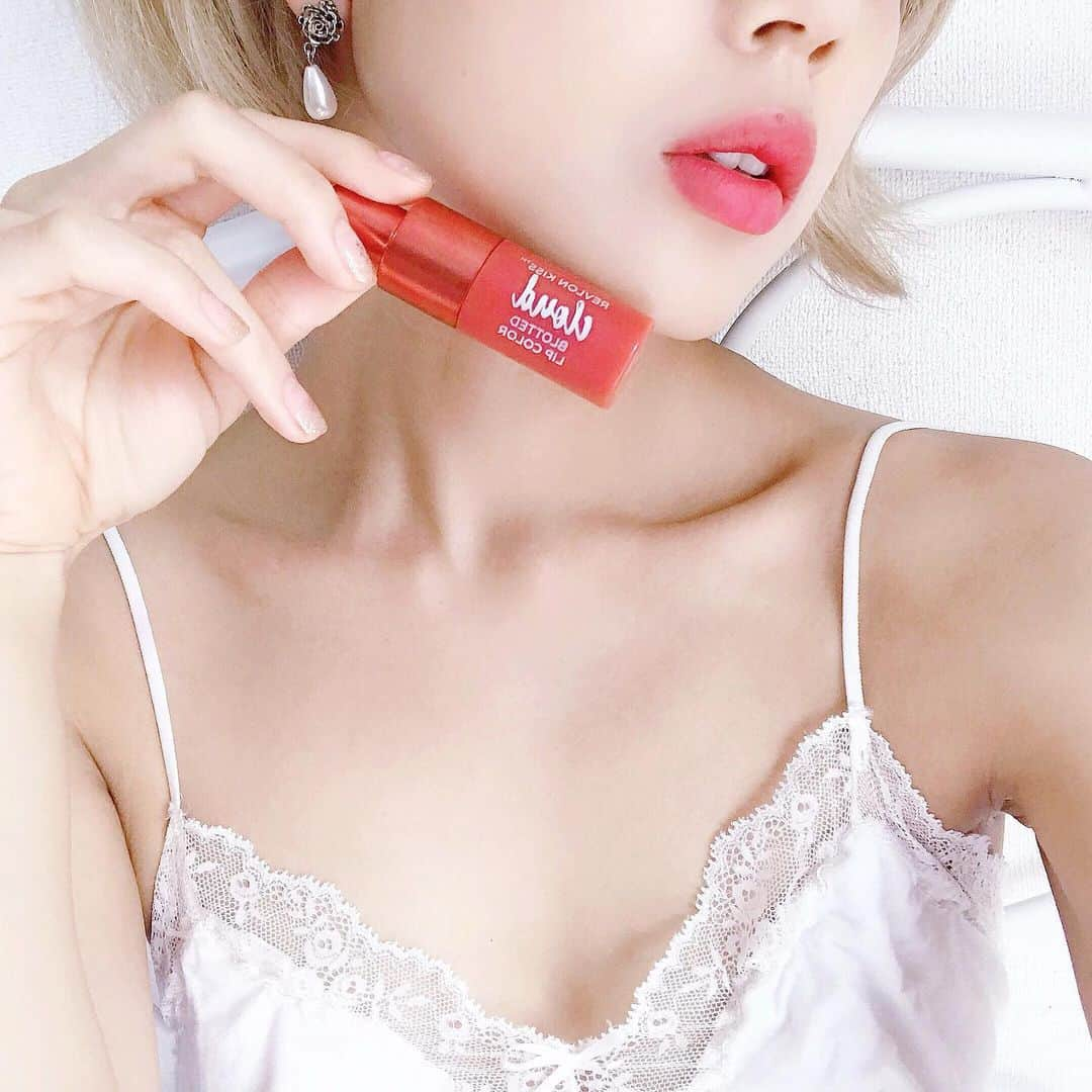 ハナエさんのインスタグラム写真 - (ハナエInstagram)「ふわふわリップ💄﻿ ﻿ ﻿ レブロン @revlonjapan の『キス クラウド ブロテッド リップカラー』とても良かったのでご紹介します。﻿ とにかくとっても軽くてふわふわ…ふちをぼかしてラフに塗るとマシュマロみたいな質感に仕上がります。発色がいいのにサラサラしてて乾燥しないのも優秀。﻿ ﻿ ﻿ わたしが選んだ色は 010 ソフトシエナ というレッドベージュです。赤すぎず、落ち着きすぎず、ちょうどいい肌馴染みのいい色。まだ夏だけど少し秋、みたいなこの季節にぴったりでした🍁﻿ ﻿ ﻿ ﻿ #revlon #revlonlipstick #makeup #cosmetics #lip #pr #レブロン #レブロンリップ #キスクラウドブロッテッドリップカラー #エアリーマットリップ #ゆるふわマットリップ #マットリップ」8月28日 11時24分 - hanae_0227