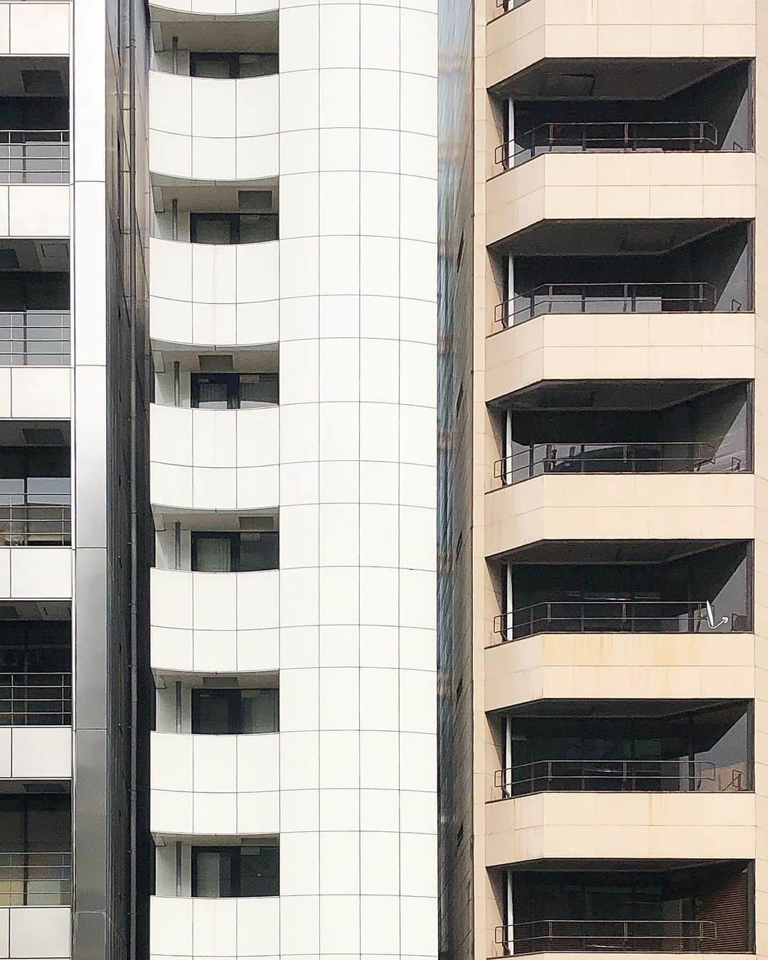 tsuno2noのインスタグラム：「28.August.2019 🎙 . #ザ壁部 #igersjp #instagram #こんななの #minimalint #9minimal7 #ic_minimal #arkiminimal #rsa_minimal #indies_gram #tv_simplicity #jj_minimalart #arte_minimal #タグキング👑 #minimalmood #shotoniphone #soulminimalist #indies_minimal #screen_archive #minimal_greece #instagramjapan #buildingstylesgf #ig_minimalshots #unlimitedminimal #paradiseofminimal #minimal_perfection #ihaveathingforminimal #LOVES_UNITED_MINIMAL .」