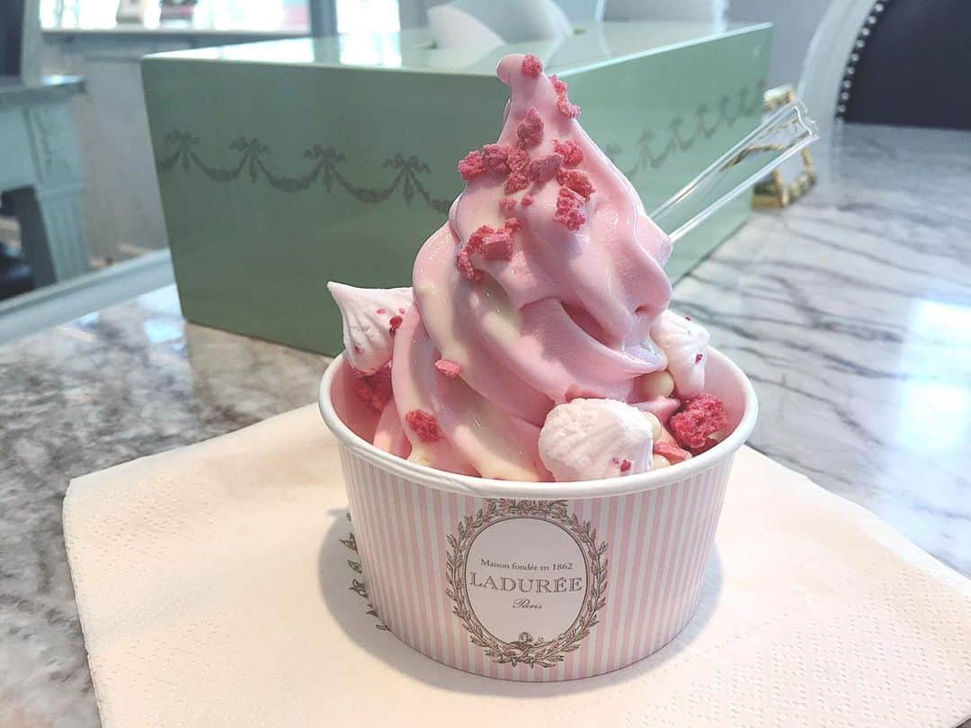 のインスタグラム：「思い出のスイーツ  #ladurée #laduree #ラデュレ #annasui #アナスイ #ソフトクリーム #softcream #アイスクリーム #ジェラート #gelato #スイーツ #思い出 #懐かしい #ピンク #可愛い」