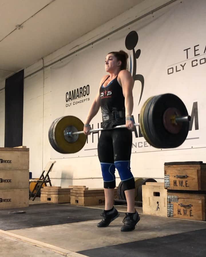 マッティ・ロジャーズのインスタグラム：「Just some pieces of yesterday’s training. It’s hard, HARD, work but it’s good work that I’m proud of. My hands and body may be thinking otherwise today, but they’ll come around eventually. Big push tomorrow, then a rest day!! I’m excited for the rest of the week! @rpstrength @roguefitness @rehband @2poodperformance And since it’s been a while since I’ve shared it (all my codes are always in my bio FYI), a reminder that “MATTIE10” gets you a discount with @rpstrength」