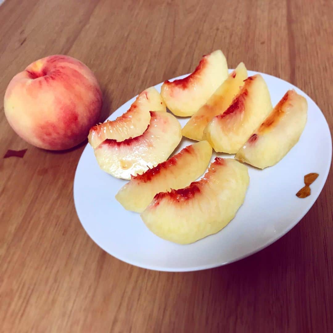 新田朝子さんのインスタグラム写真 - (新田朝子Instagram)「福島の桃。(今年２回目) . １度目は７月に取り寄せて食べ、今回はまた別の品種「川中島白桃」をいただいています。 . 大玉で果肉は白く、種の周りが真紅に色が付いていて肉質は硬く締まっていて美味しい！！酸味が少なく、とにかく甘い。桃を手に取った時からいい香りが漂っていました☺️ . 何度も取材でお世話になり、この度フードフェスでもお世話になった大野農園の桃です。福島の桃は世界一。最初に食べた時の感動を今でも覚えています。これからも一ファンとして、また食べたいな💕 . #福島県 #農業 #果樹園 #果樹農家 #福島の桃 #川中島白桃 #桃大好き #石川町 #大野農園 #ふくしまフードフェス2019 #生産者の思い #世界一の桃 #fukushima #fruits #peach #peachlove #agriculture #orageno #fruitfarm #fukushimafoodfes #🍑」8月28日 11時30分 - asako.nitta