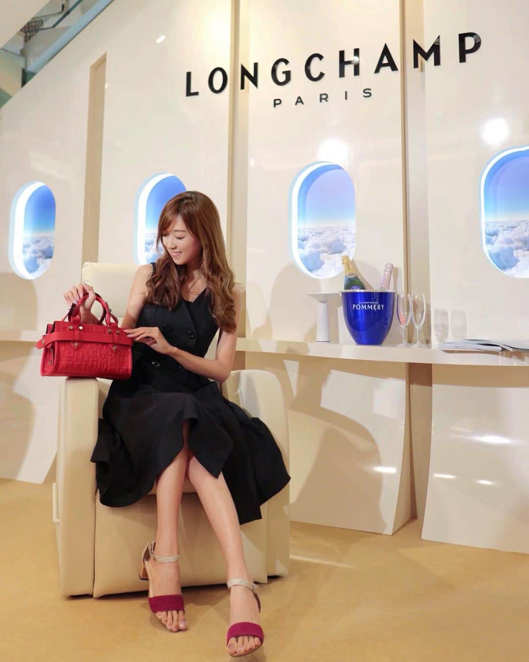 のインスタグラム：「@LONGCHAMP 銀座店で開催されたLA VOYAGEUSE の新作ローンチパーティーに参加してきました✨ . LA VOYAGEUSEはジェットセッターのように世界中を旅して飛び回り、素敵なものを見つけて楽しむ、そんな女性をイメージしているのだそう♡ . 銀座店にはフルラインナップが揃っていて、カスタマイズコーナーもありました😊 またゆっくりお買い物しにいきたいな✨ . . #ロンシャン #longchamplavoyageuse #longcham #ロンシャン #ロンシャン銀座 #銀座」