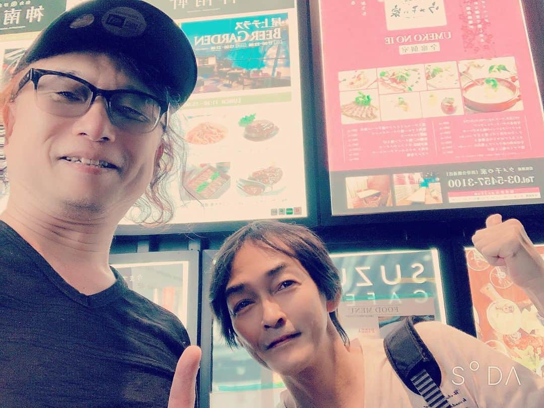 のインスタグラム：「. . 昨夜は女子会に人気の居酒屋にて、 久々のメンツで男子会でした。 いや、おじさん会？w  淳さんが お湯割りじゃなくて ワインになってたのが少しショック。 . 「水割りをくださーいー♪と唄うメモリーグラスの堀江淳さんは、実は水割りが苦手でお湯割り派」 っつぅプチネタが使えなくなっちゃったぉw  にしても、めちゃ盛り上がりました。 みんな元気でよかったんじゃない会。  またやりましょー。  #飲み会 #居酒屋 #堀江淳 #渋谷 #shibuya #男子会」