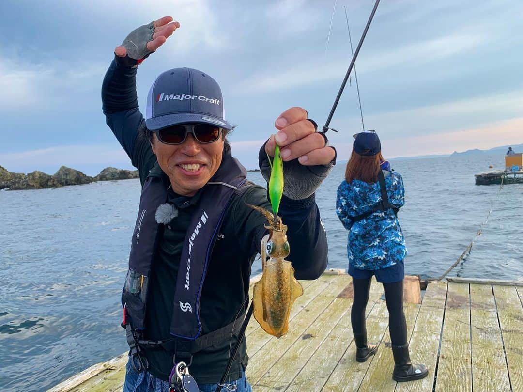 柚月めいさんのインスタグラム写真 - (柚月めいInstagram)「. 釣りロケへ行ってきました🎣 1番気に入ってる写真✨ ヒロセマン、私が必死でもがいてた後ろでこんなことしてたなんて…🤣👍ｗ . . #テレビ大阪#ガッ釣り関西  #エギゾウ#歌舞伎#決めポーズ#学び#エギング#釣り#釣りガール#アングラー#魚#イカ#筏#筏釣り#fishing#メジャークラフト#柚月めい#follw#福井#若狭大島」8月28日 11時46分 - meimei.yuzu