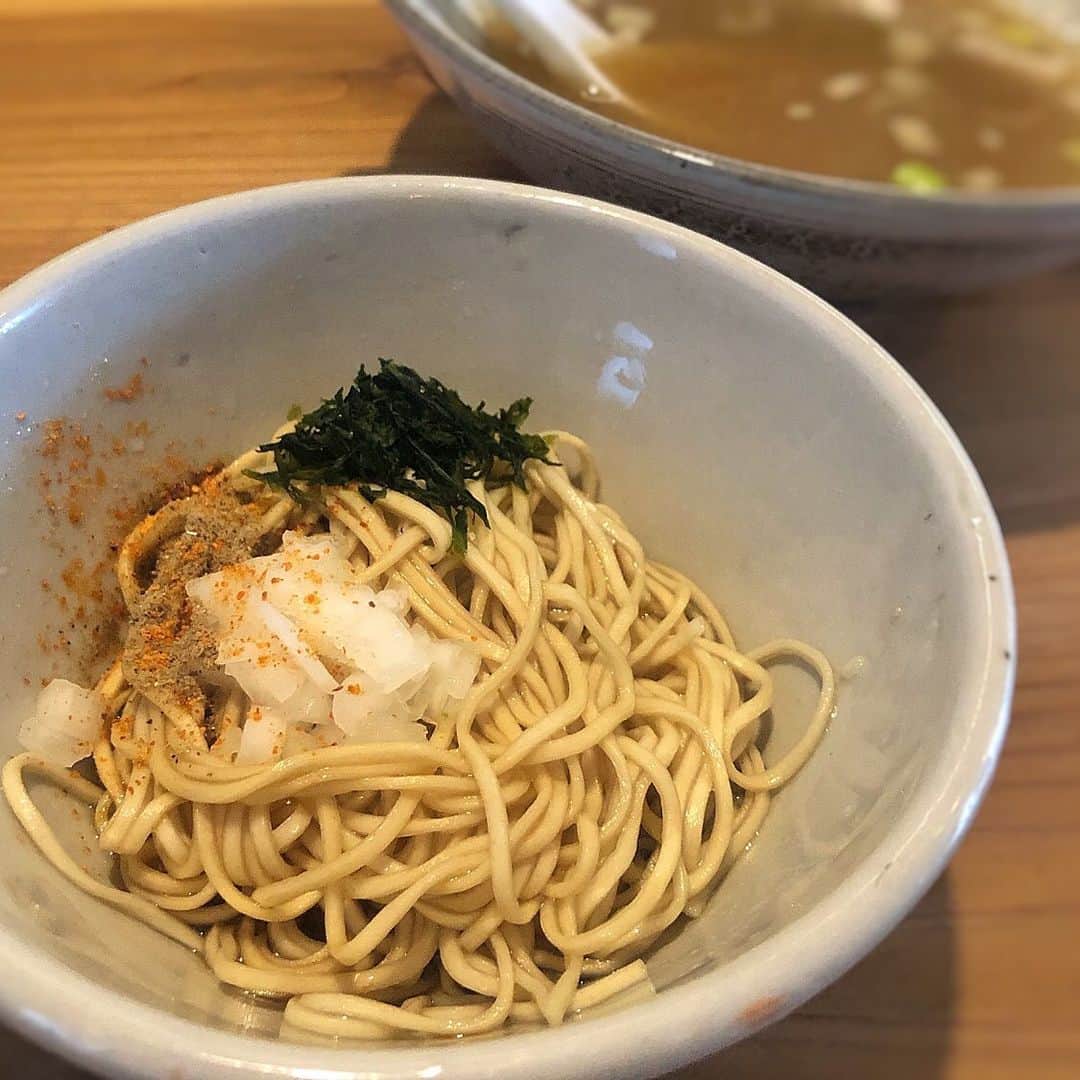 Ayuminさんのインスタグラム写真 - (AyuminInstagram)「🍜だし 麺 未蕾🍜 蒲郡にある人気ラーメン店、未蕾さん🤩 ラーメンプロ🍜ゆうきさん激推しラーメン👏 . ☑️だしそば  しお ☑️和え玉(ハーフ) 煮干しのダシがきいてて美味しかった❣️ 麺はかためが好きだからすごく好みでした😍 . そして名物の和え玉に感動💓 下のタレと絡めてそのまま食べても ラーメンの汁と一緒食べても！！ 私はそのままが好みでペロリでしたわ🤩← . そして外観だけ見たらラーメン屋さんというより お洒落カフェで店内も落ち着く雰囲気でした❤️ @dashi_men_mirai @yuki9632 @bupetasu . スタバクイーン👸🏼メインアカウント ➡︎ @ayumin0220stb * * #だし麺未蕾#未蕾 #蒲郡ラーメン#蒲郡ランチ#蒲郡グルメ#蒲郡#名古屋ラーメン #名古屋ディナー#名古屋グルメ#名古屋ランチ #インスタグルメアワード2019#あいなご#ナゴレコ#グルメライター」8月28日 11時50分 - ayumin0220