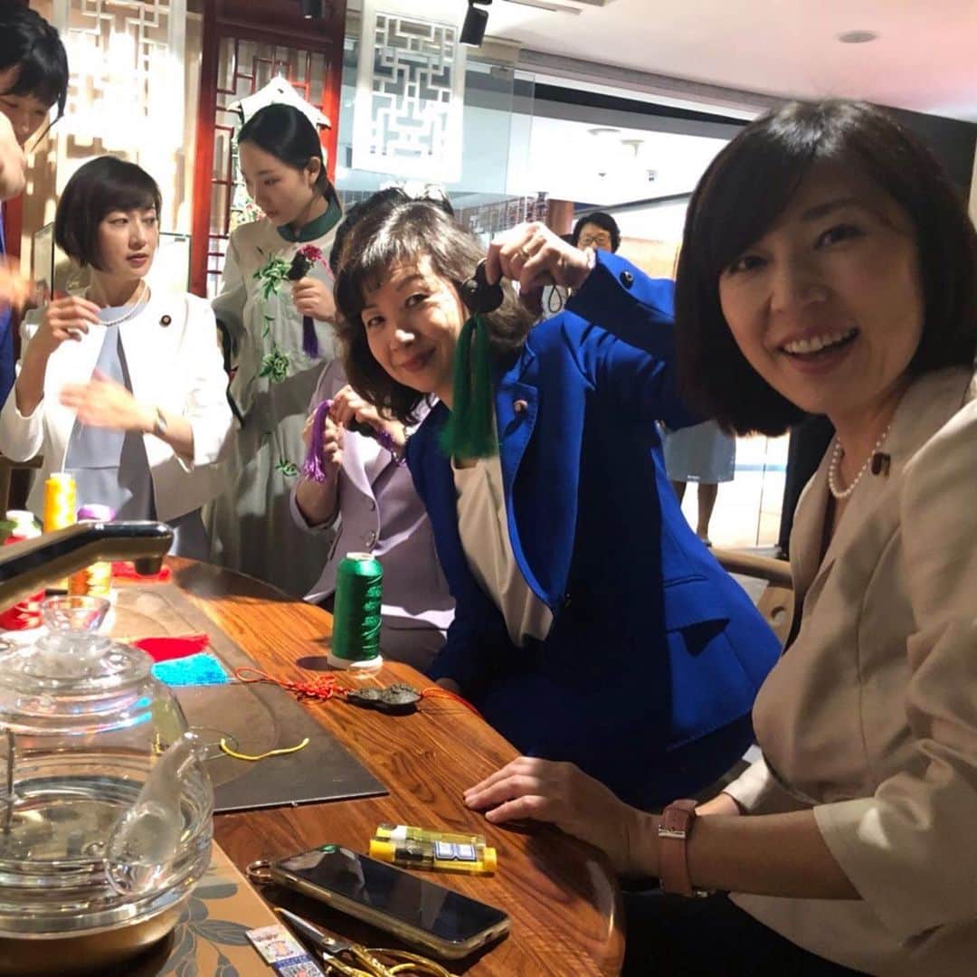 野田聖子さんのインスタグラム写真 - (野田聖子Instagram)「起業されている女性の皆さんを視察し、手芸体験をいたしました。  #野田聖子 #日中友好 #中国 #北京」8月28日 11時57分 - seiko.noda