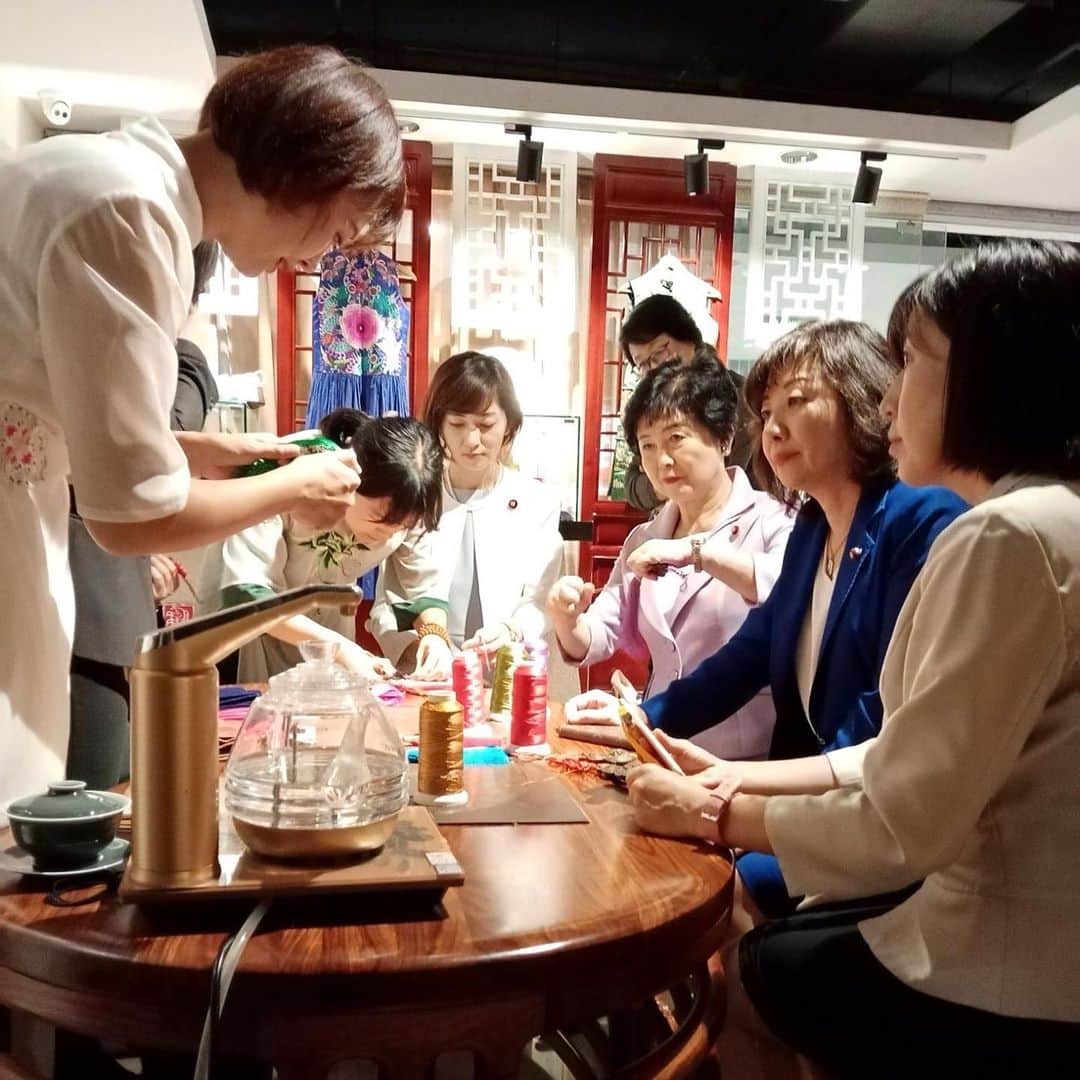 野田聖子さんのインスタグラム写真 - (野田聖子Instagram)「起業されている女性の皆さんを視察し、手芸体験をいたしました。  #野田聖子 #日中友好 #中国 #北京」8月28日 11時57分 - seiko.noda