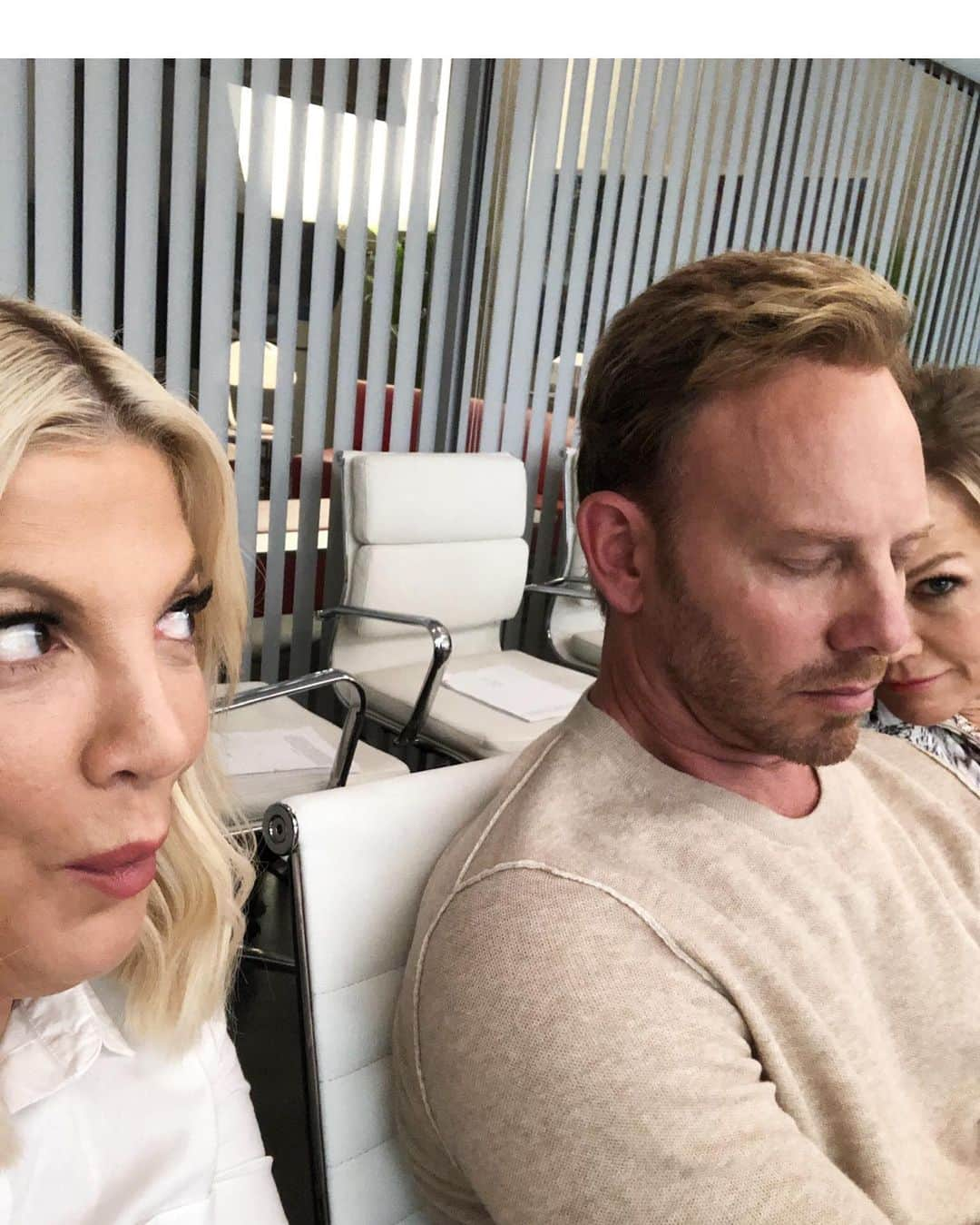 トリ・スペリングさんのインスタグラム写真 - (トリ・スペリングInstagram)「Some Behind The Scenes #bts pics taken from episodes 1-3 of @bh90210 ... So far so fun! Stay tuned for more #bts fun and our all NEW episode of #bh90210  Wednesday night on @foxtv 9/8 central #bh90210」8月28日 12時00分 - torispelling