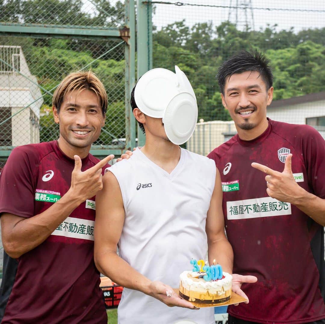 のインスタグラム：「練習終わりにお祝いしました！🎂 Happy birthday, @daigonishi22! 🎂 . #vissel #visselkobe #ヴィッセル神戸 #WeAreKobe #一致団結 #Kobe #神戸 #Birthday #Daigo #西大伍」