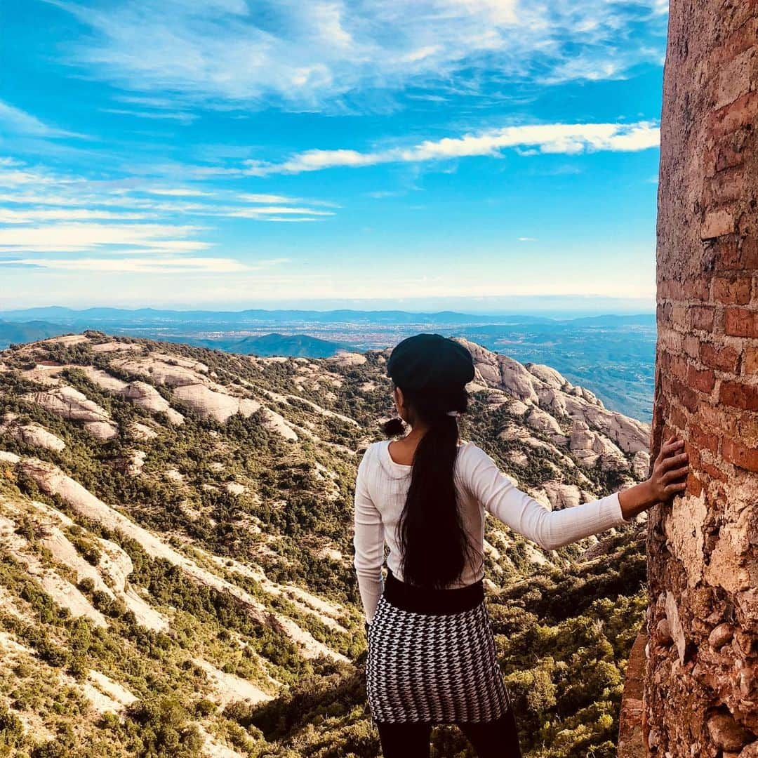 志摩マキさんのインスタグラム写真 - (志摩マキInstagram)「スペインの絶景パワースポット！モンセラート（Montserrat）はスペインカタルーニャ州のバルセロナ近郊にある山で 、アーサー王の聖杯伝説に登場するベネディクト会のサンタ・マリア・モンセラート修道院付属大聖堂があります。マリア像触ってお願いことしたらCMのオファーが2本も入ってきた。すごいパワー！😂🙏 #スペイン #モンセラート #バルセロナ #Barcelona #spain #🇪🇸 #docomoppko_cp #世界の絶景 #空 #空が好き #パケットパック海外オプション #海外旅行  #travelgram #travelgirl #travellover #女子旅 #旅好き #旅好きな人と繋がりたい #パワースポット #絶景」8月28日 12時06分 - makishimaaa