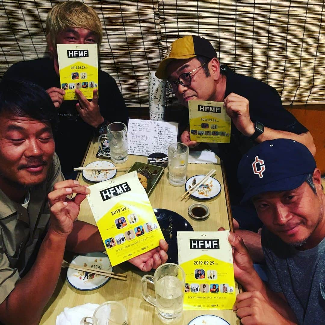 中島ヒロトさんのインスタグラム写真 - (中島ヒロトInstagram)「ブランドチームと決起集会。  PLAYDESIGN・UNBY・CLEFのボスたちと打合せ兼ねて飲み会。西岡さんは残念ながら欠席。イベントの話から、仕事の話、熱い話から、その他の話（笑）と盛り上がりました。 UNBYもCLEFも、イベントコラボのグッズを考えて頂けるそう（かなり飲んだので、覚えて頂いていれば・笑）。嬉しいです。 PLAYDESIGNコラボの、昨年も製作したイベントTシャツはヴァージョンアップしてもちろん今年も登場。お楽しみに。 冨田さん、冨士松さん、川井さん、ありがとうございます。よろしくお願いします。 イベントまで約1ヶ月。あっという間です。楽しみです。チケット絶賛発売中です。 ちなみに2軒目は、カラオケ出来る店に行ったんですが、 PLAYDESIGN→村下孝蔵 UNBY→柳ジョージ CLEF→佐野元春 802→松山千春 が、1曲目でした（笑）。 #playdesign  #unbygeneralgoodsstoreosaka  #clefhats  #milestone #fm802  #hfmf  #workdaysbecameplaydays」8月28日 12時20分 - djhirotonakajima