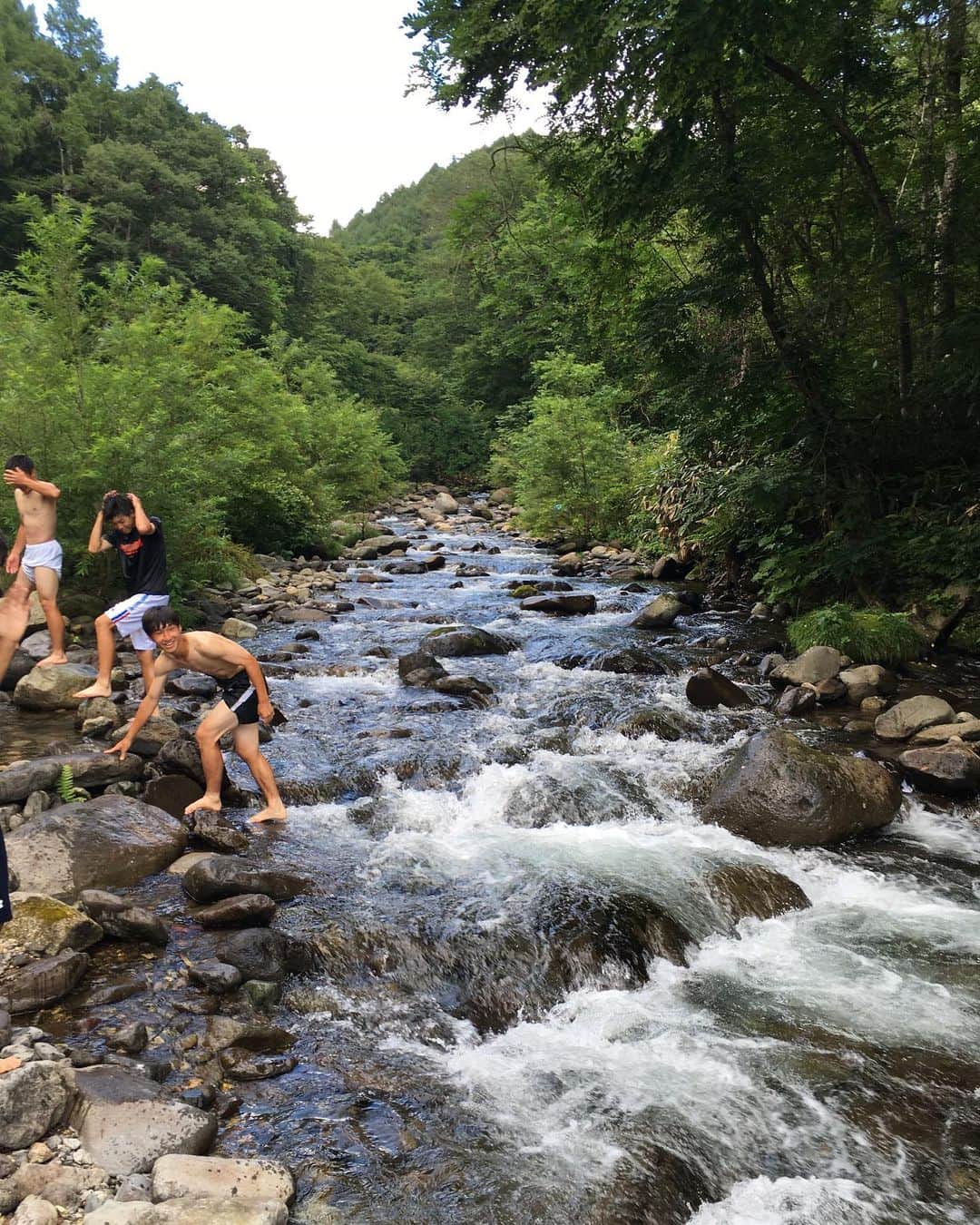 銘苅淳のインスタグラム：「夏が終わる〜  別に夏が好きなわけじゃないけど、夏が終わる。  森山直太朗だわ。 ただあなたに会いたくなるの…」